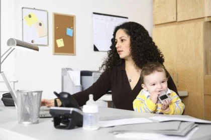 cuidado-de-un-bebe-y-trabajo-desde-casa_cthdf.jpg