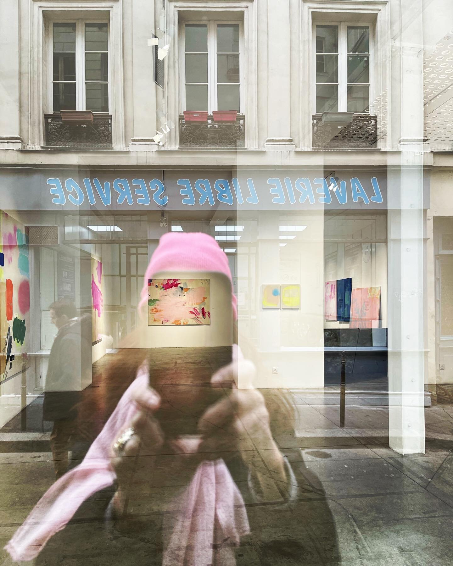 Hiding behind an image of @yvonnerobert_ exhibit @galeriebertrandgrimont. Couldn&rsquo;t get in today but will try try again. #parisgalleries #expressivepainting #reflections #inspiration #discoverart #exploreparis #creativeprocess