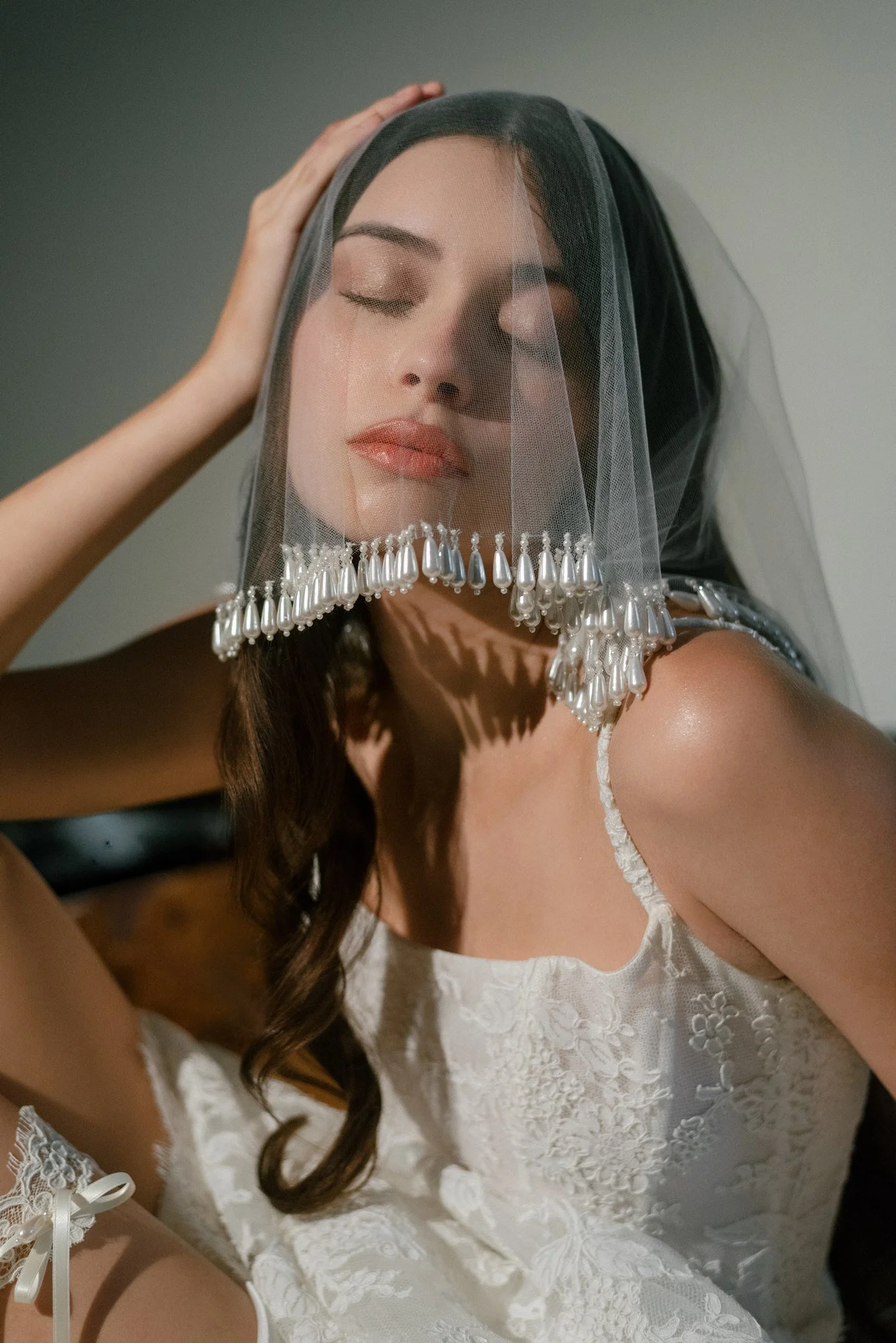 julie-veil-white-pearl-close-up.jpg.jpg