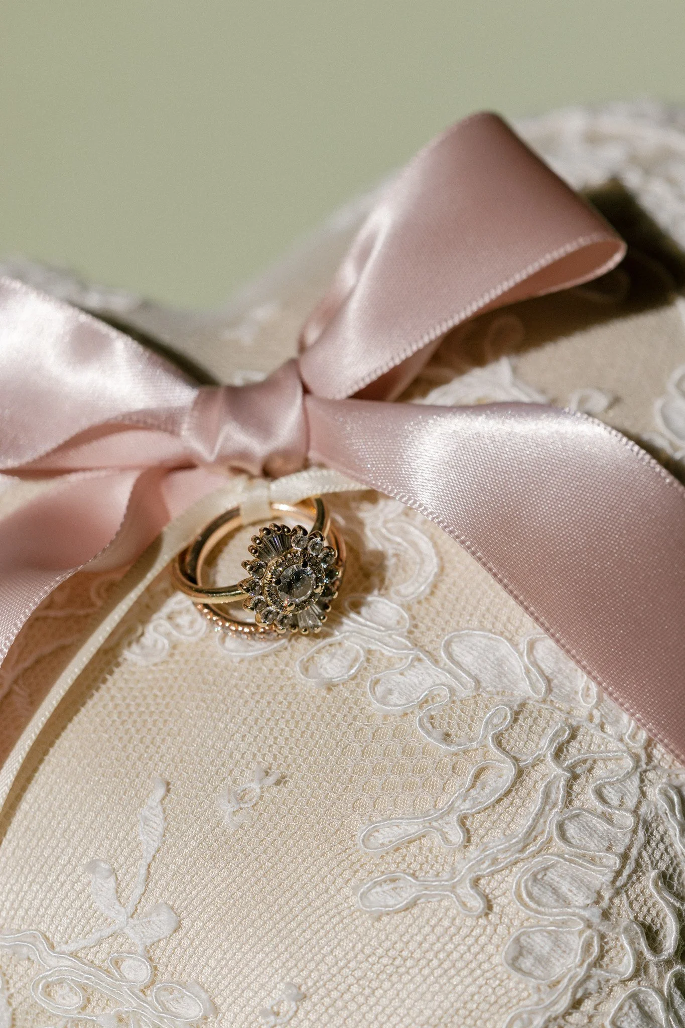violeta-ring-pillow-detail.jpg.jpg