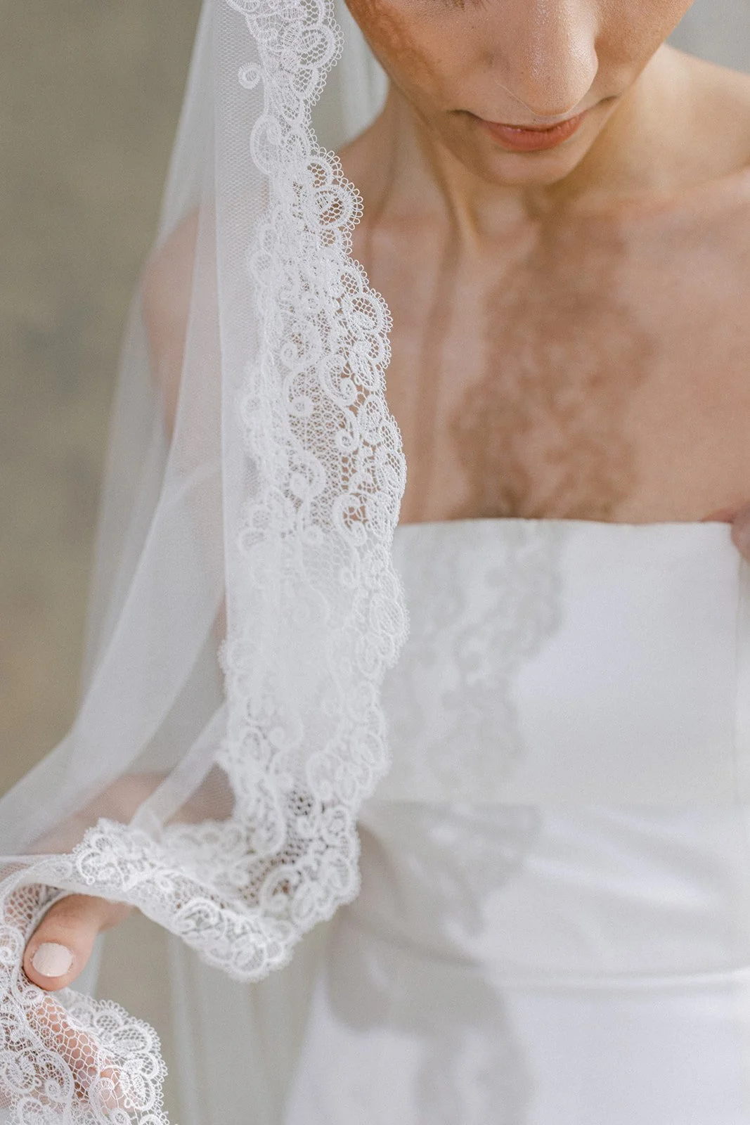 -lace-trimmed-Mantilla-wedding-veil.jpg