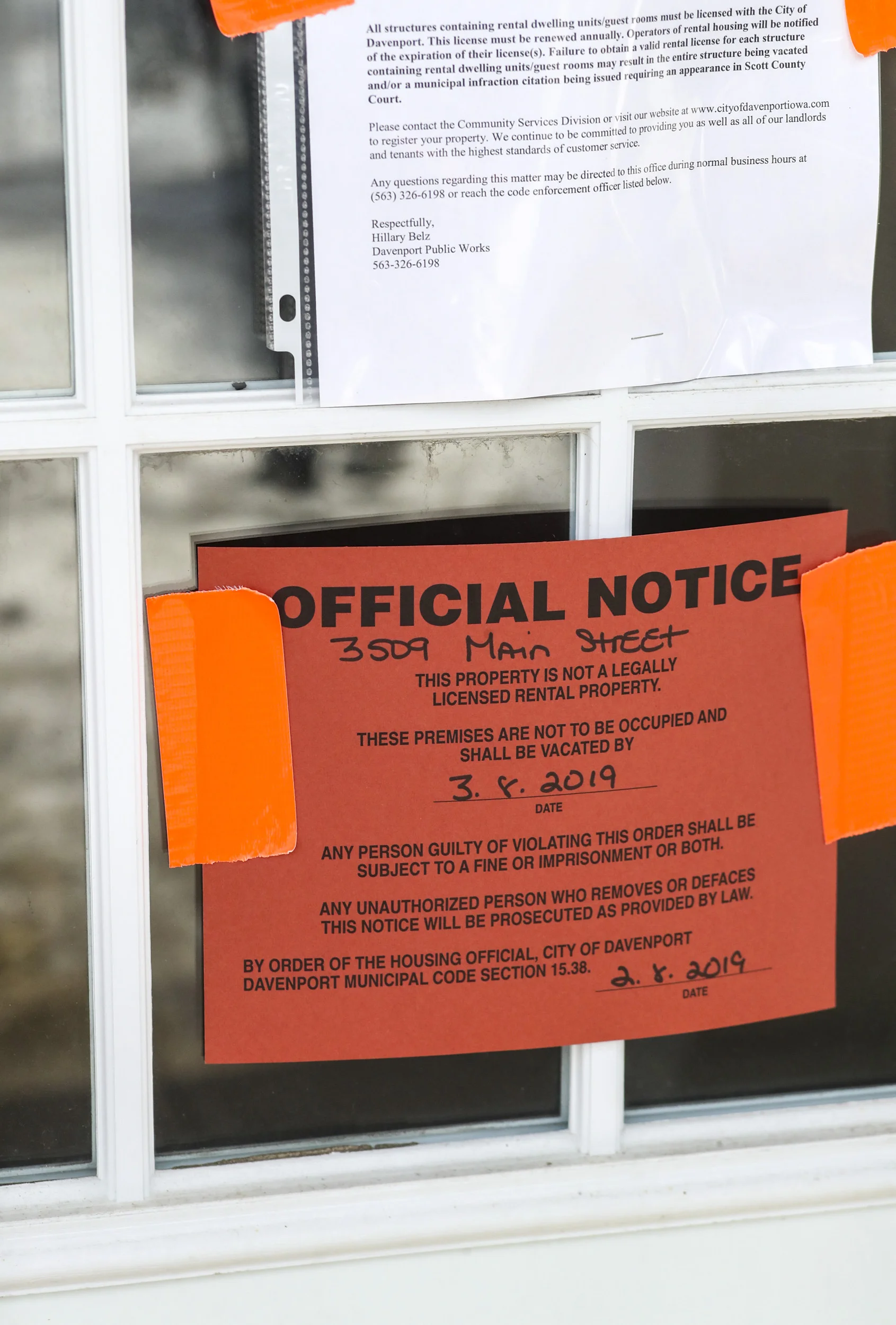 An official vacation notice is seen on the front door of one of the Yorktowne Apartments buildings in Davenport, Wednesday, March 6, 2019.