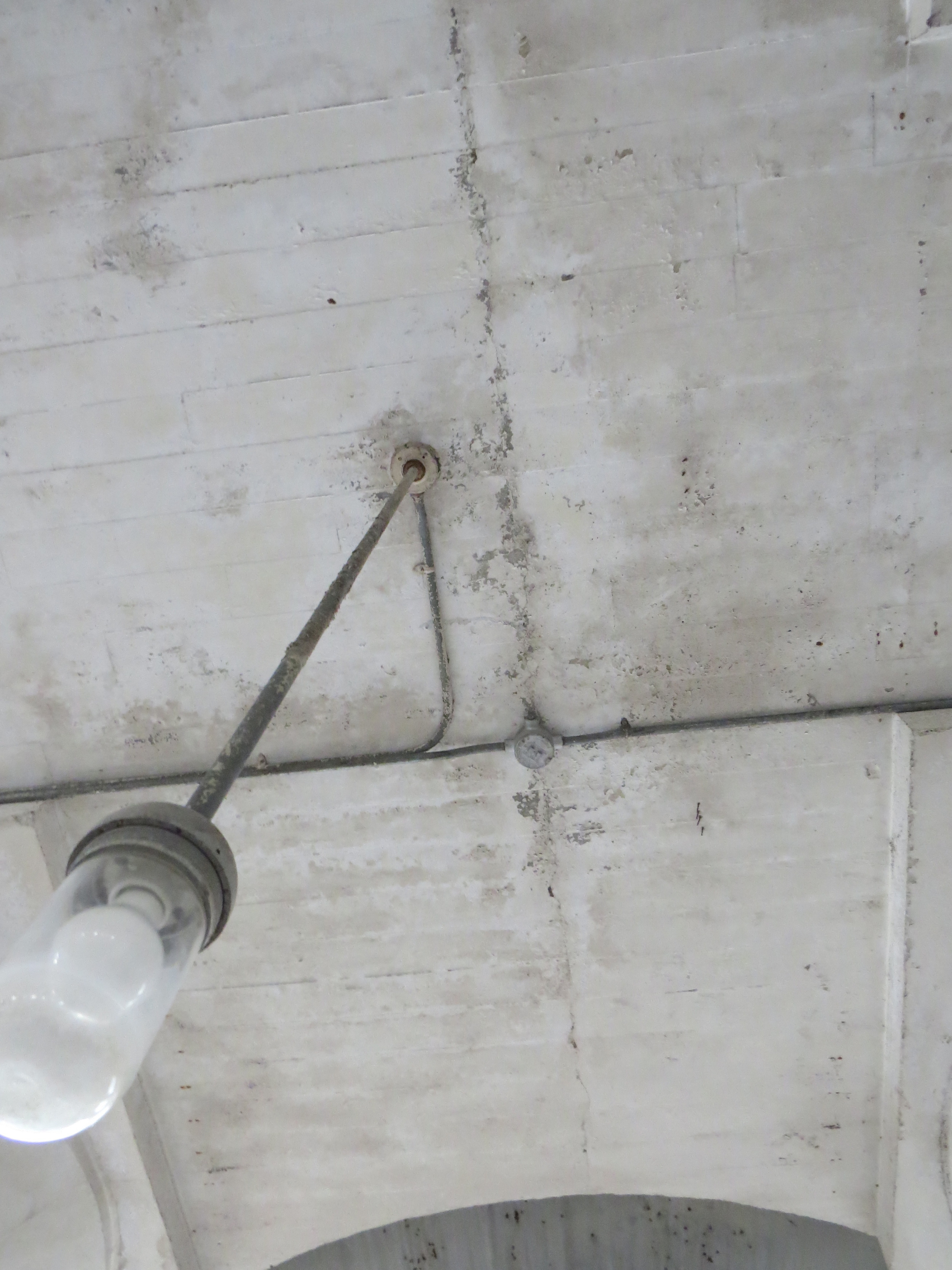  The ceiling shows the evidence of board-formed concrete 