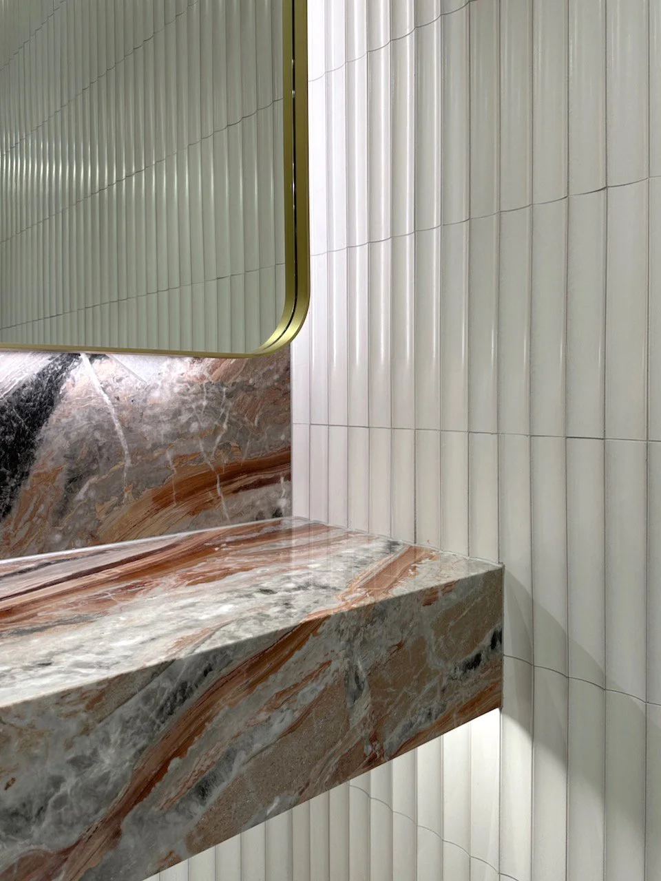 Thinking about a bathroom renovation? Here&rsquo;s how to combine bold materials without it feeling overwhelming:

⚫️ Choose one hero feature: here, it&rsquo;s the natural stone vanity with dramatic red veining.
⚫️ Use metals for warmth: brass tapwar