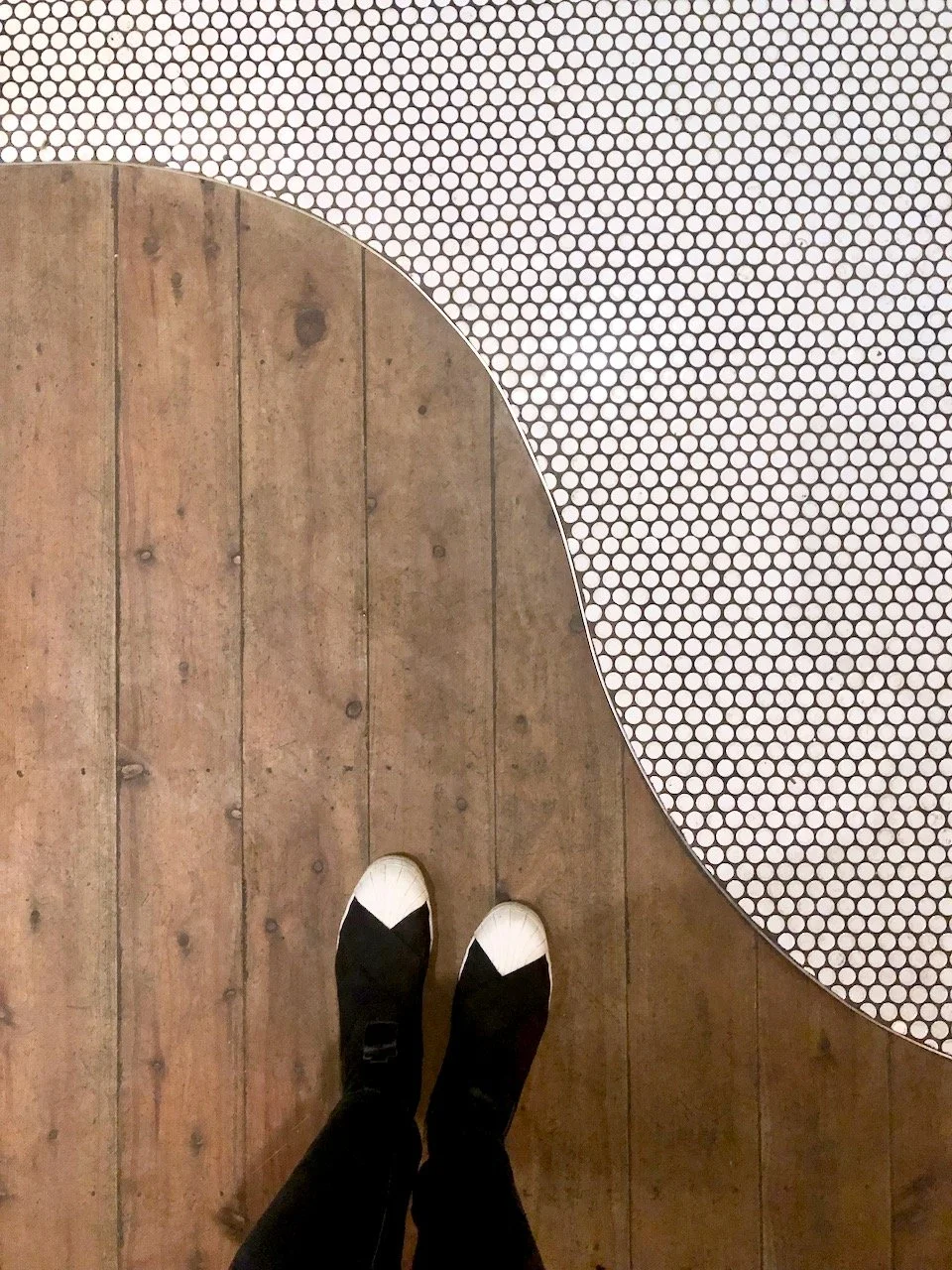 Look at this beautiful floor! I love penny round tiles and using them with dark grout not only looks good, but is super practical. And the curved edge to connect with the timber floor is so good!

We recently stopped for dinner at @thesirgeorge pub i