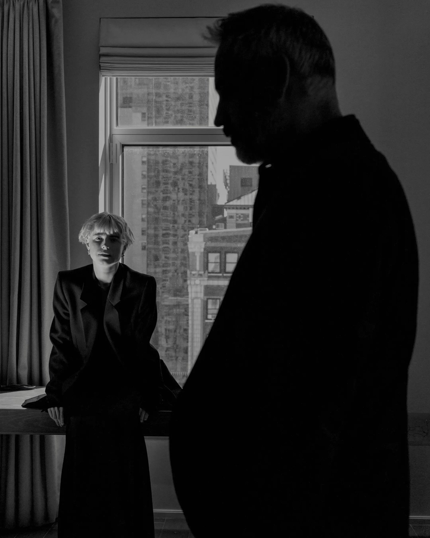 5 minutes in a small hotel room with best actress Oscar winner Jessie Buckley and film director Alex Garland back in 2022 for @latimes. Assisted by @gilibenita and photo edited by @jacobmoscovitch 
🤍