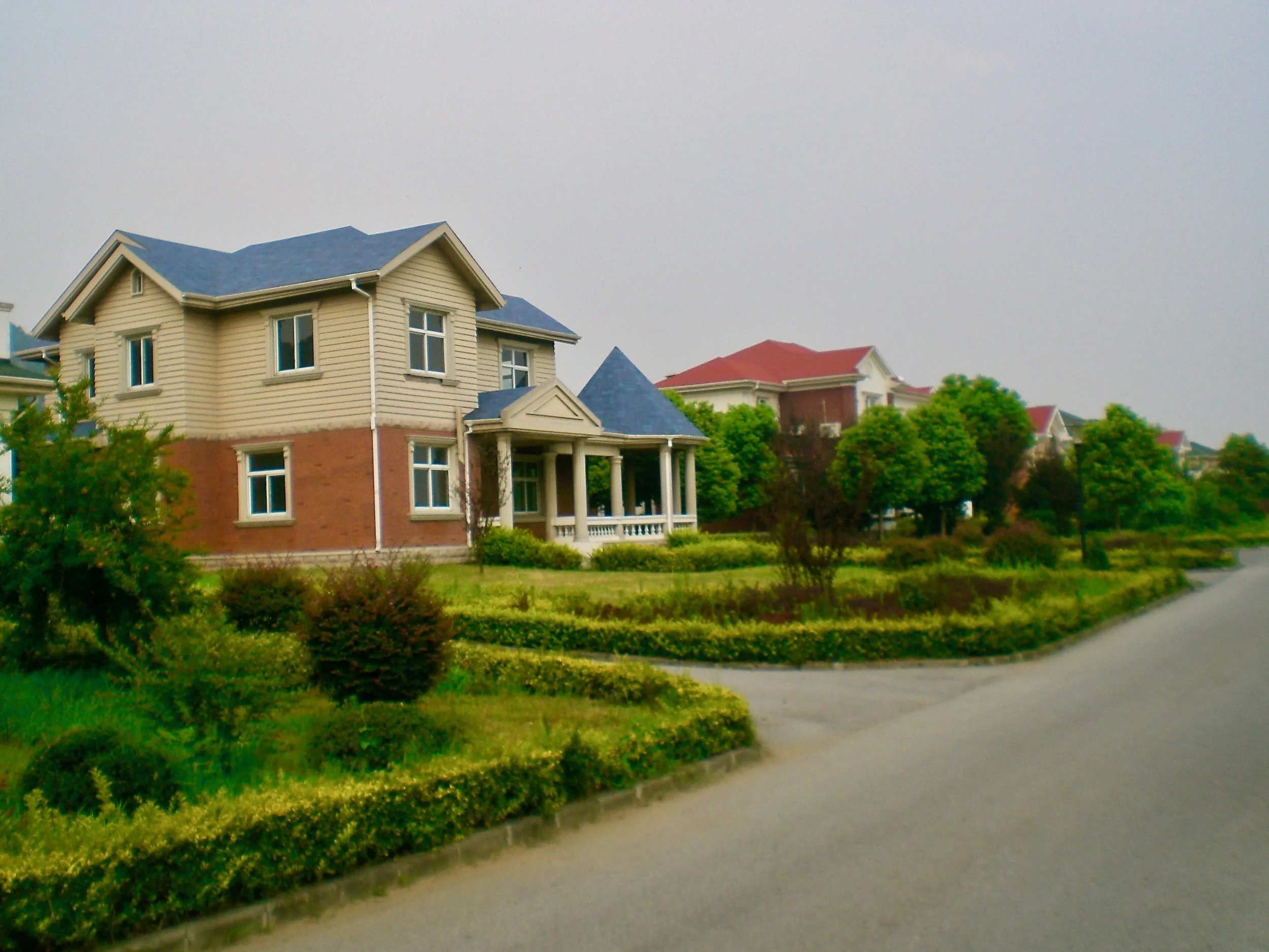 Modern, stand alone houses in Huaxi, China. (C) Remko Tanis