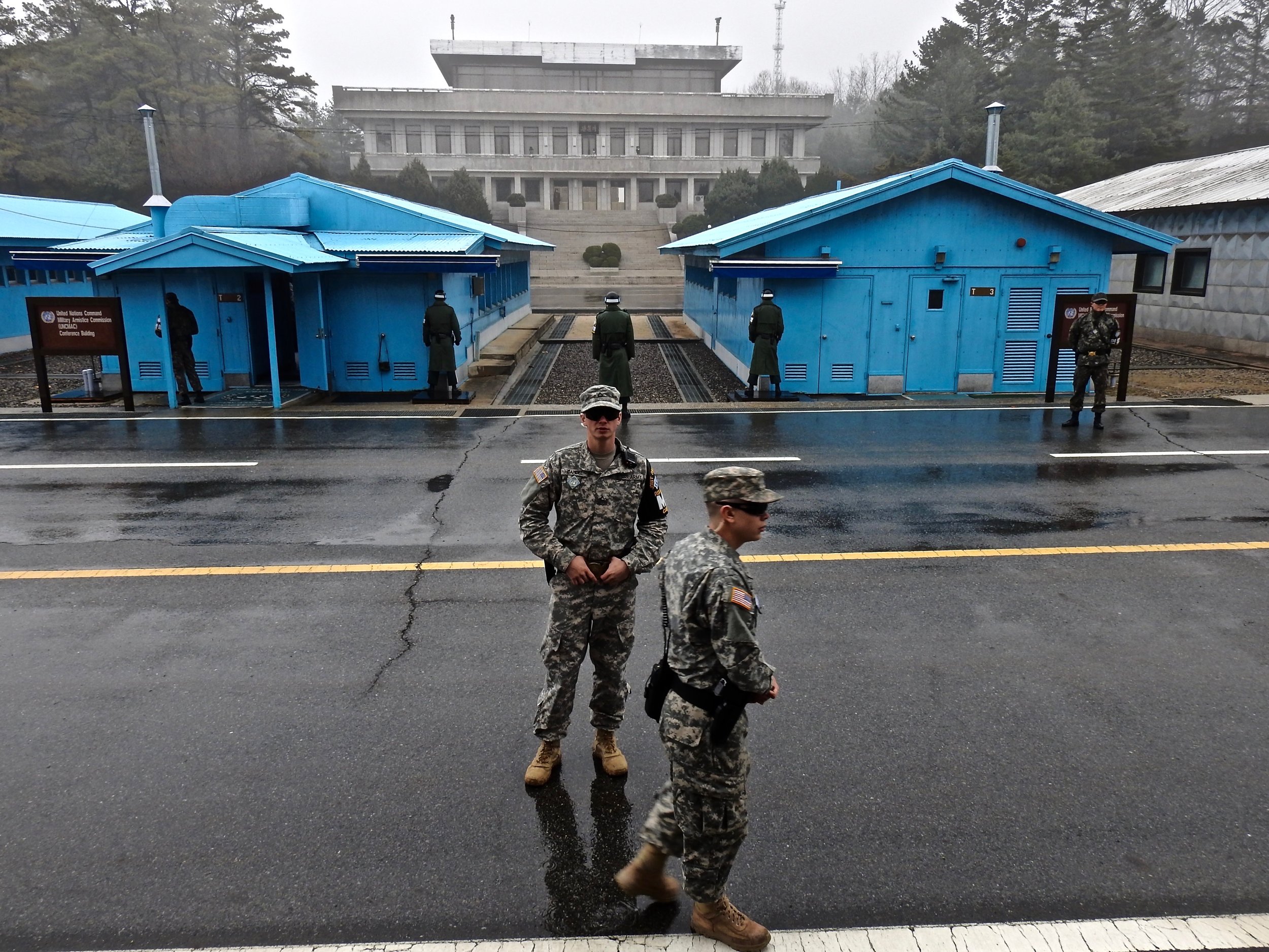 United States military personnel (front) and South Korean soldiers (behind) at the border between North and South Korea. Photo: (C) Remko Tanis