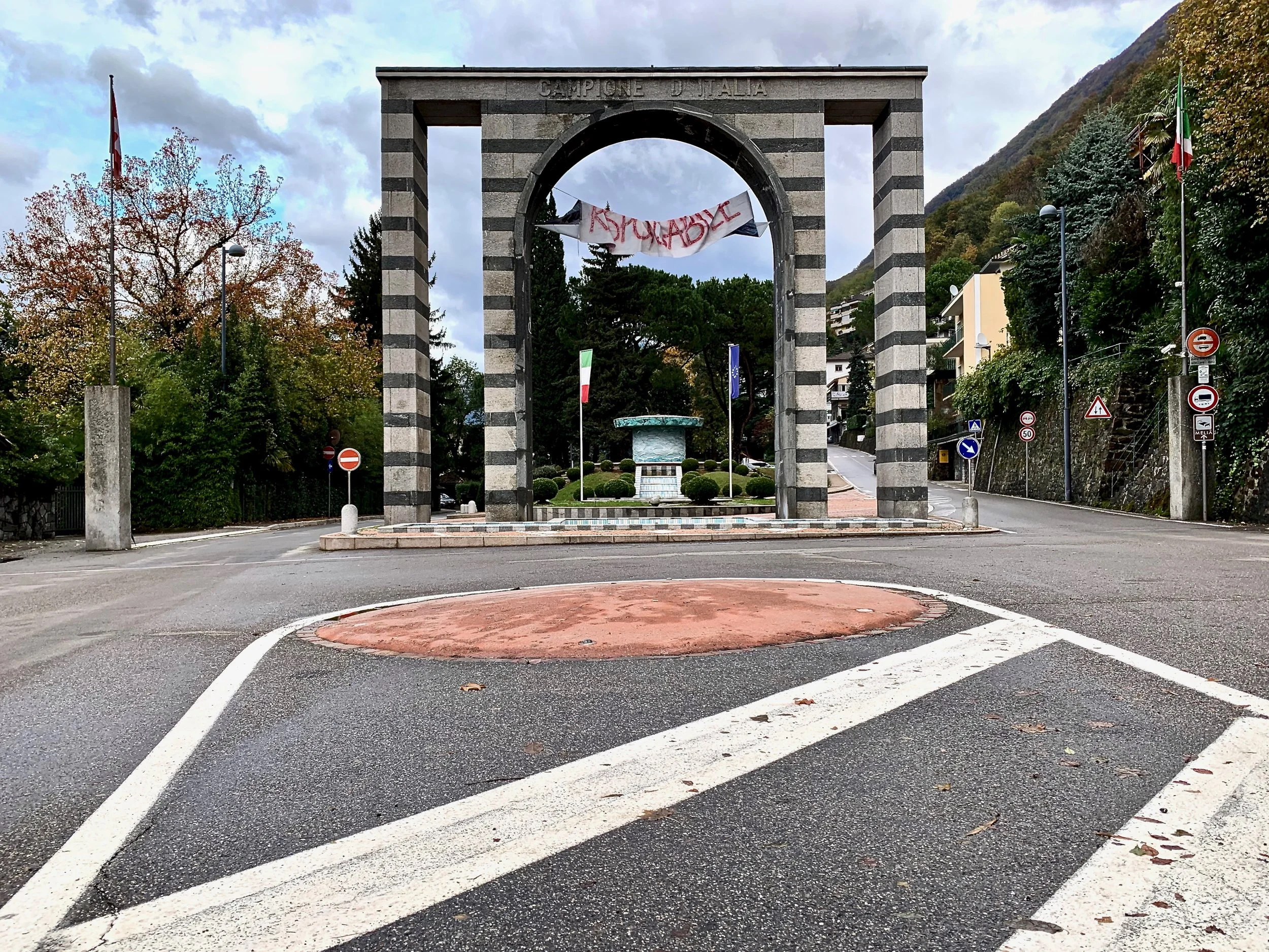 Protest banner hanging from the border gate between Campione d’Italia, Italy and Bissone, Switzerland. Photo: (C) Remko Tanis