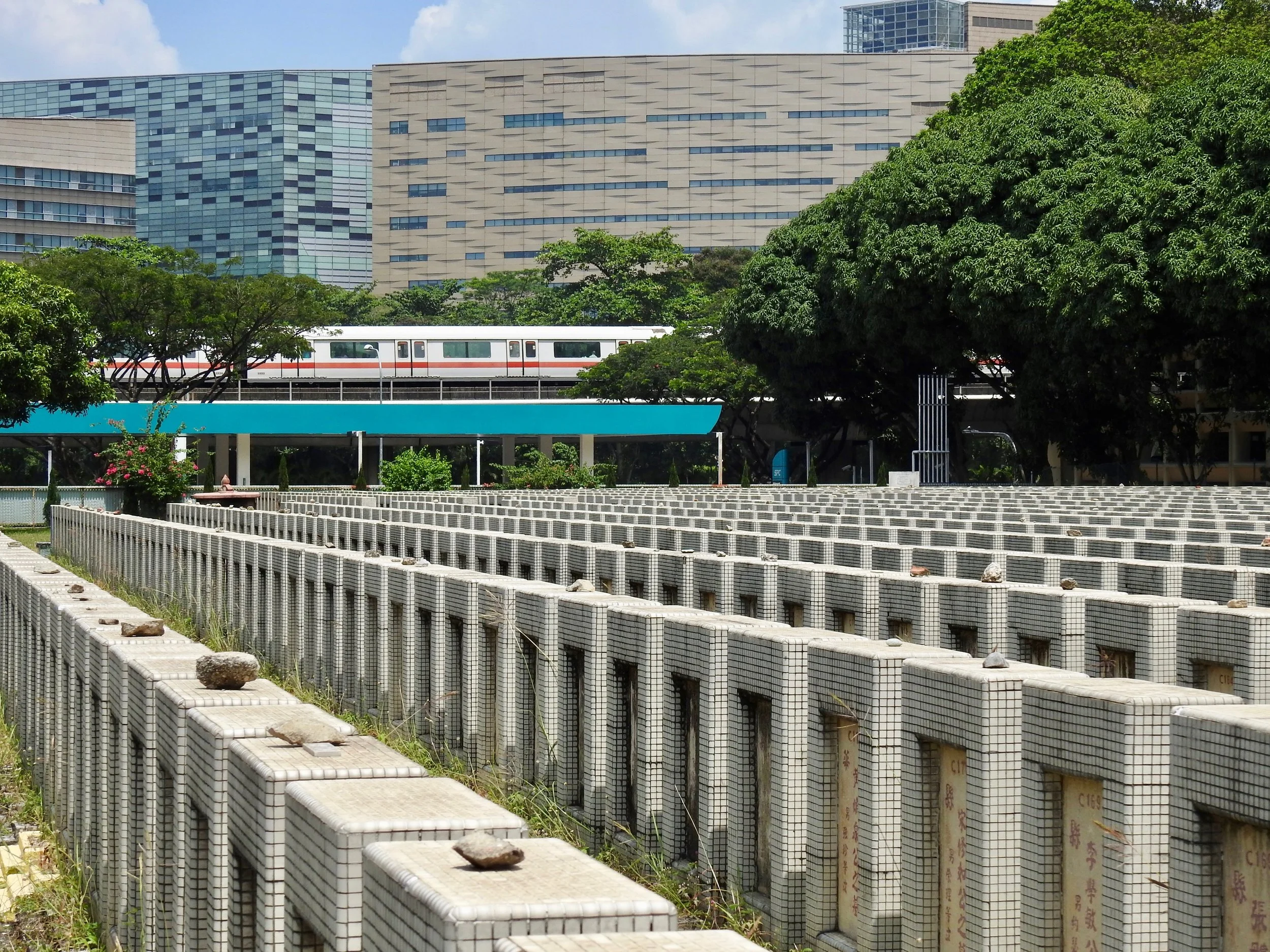 Cemetery in Singapore. While the birth rate declined 4 percent, the number of deaths rose by 4 percent. (C) Photo: Remko Tanis