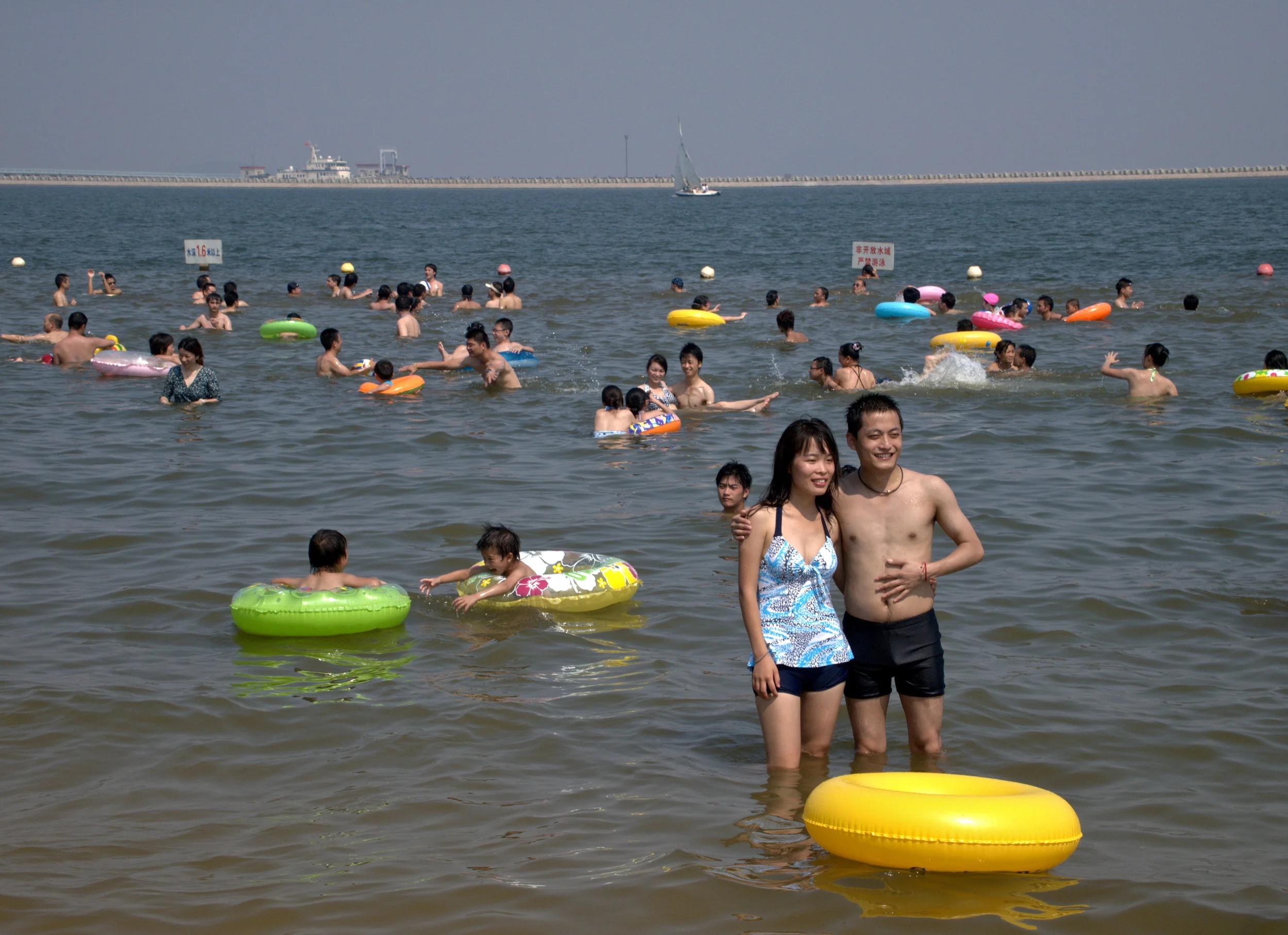 People in the swim section of the Hangzhou Bay at Jinshan City Beach, Shanghai, China. Photo: (C) Remko Tanis