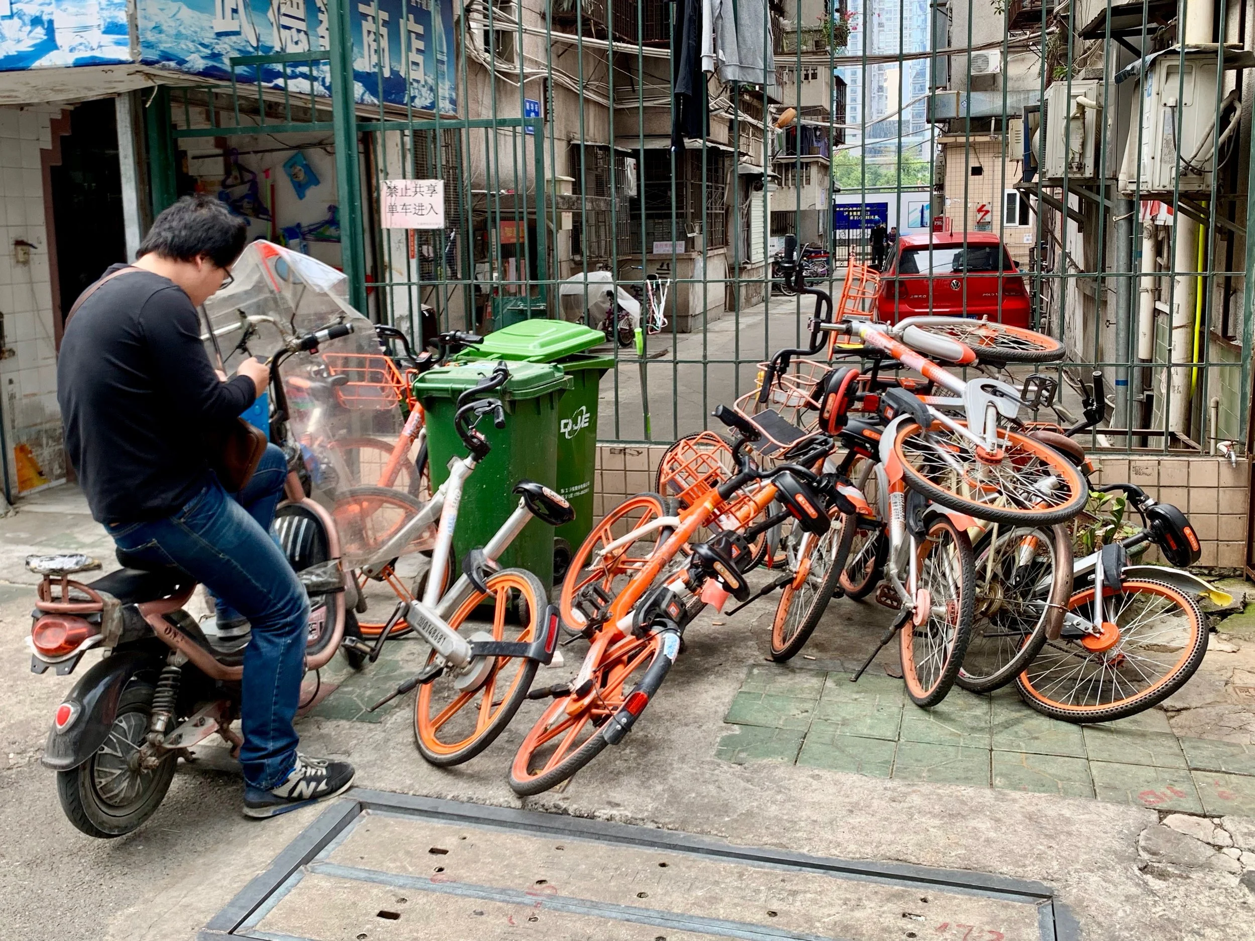 Mobikes in downtown Shenzhen, China. Photo: (C) Remko Tanis