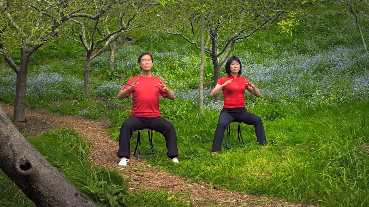 Master Li Junfeng and Li Jing demonstrate the movement, “Unraveling the Heart”