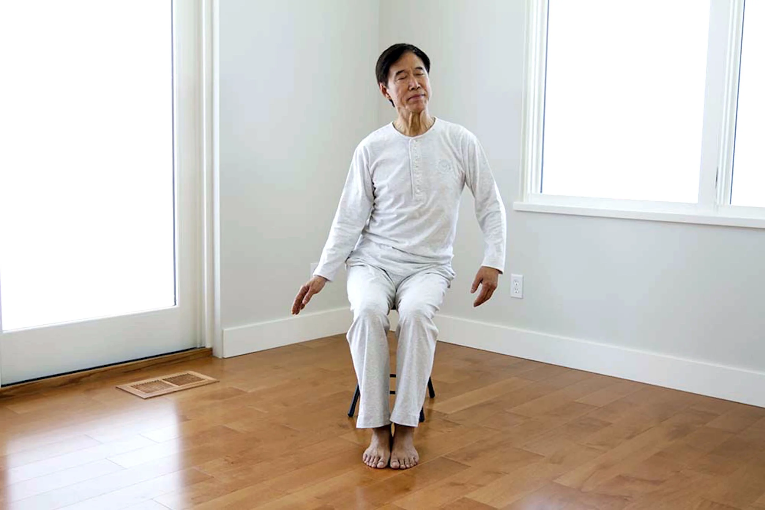 Master Li demonstrations a movement in LIGHT OF PURITY: HEALING FROM THE KIDNEYS