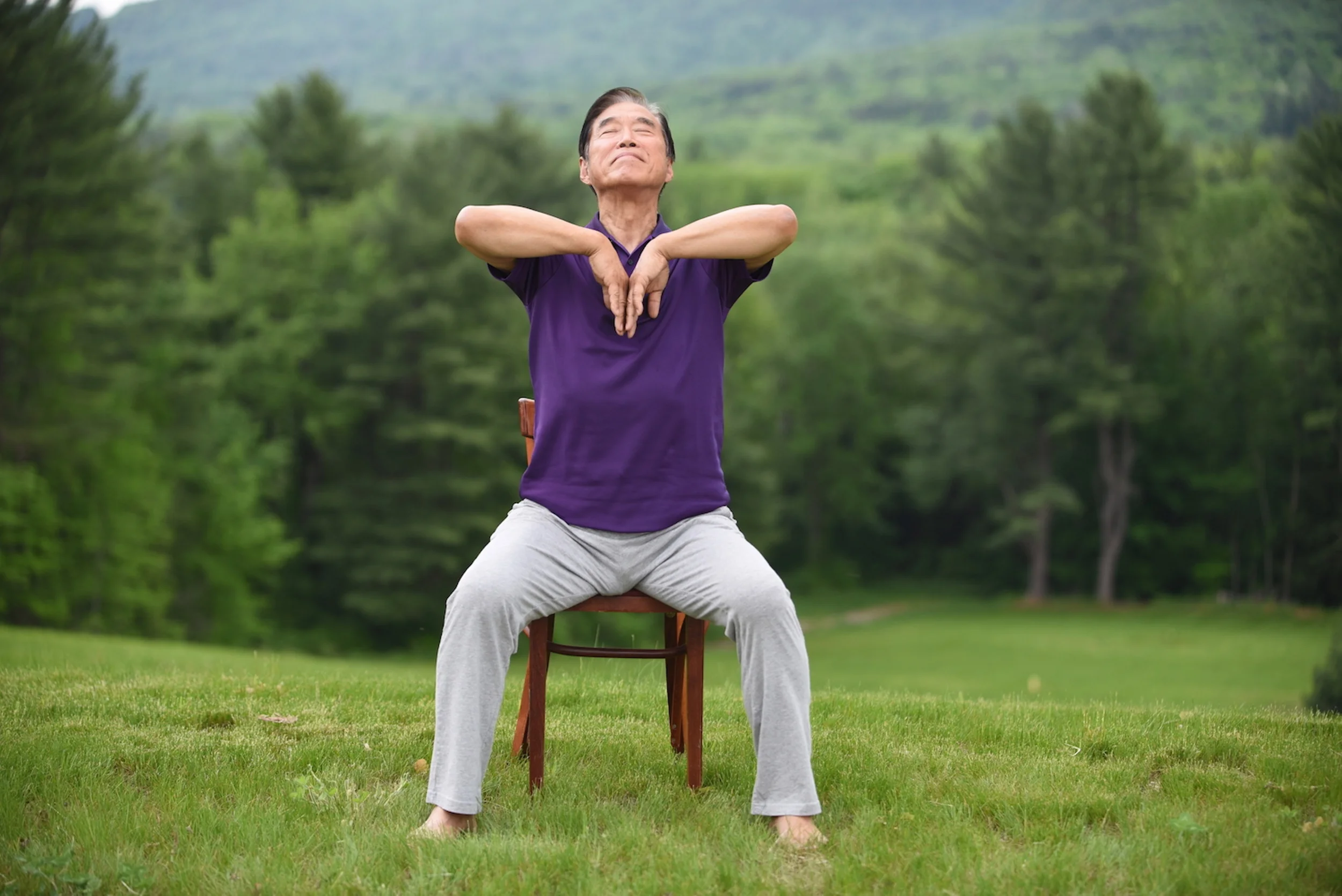 Master Li demonstrations a movement from Breath of Life: Healing from the Lungs