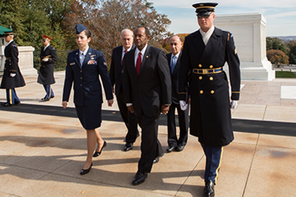 Verónica María Hoyer (left), Vice Admiral (retired) Mel Williams Jr., a guard, GW President Steven Knapp and Board of Trustees member Mark Shenkman finish laying a wreath at the Tomb of the Unknown Soilder in November.
