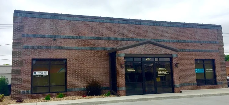 PRIME NORTH BURLINGTON LOCATION. LOTS OF VISIBILITY. GREAT PARKING