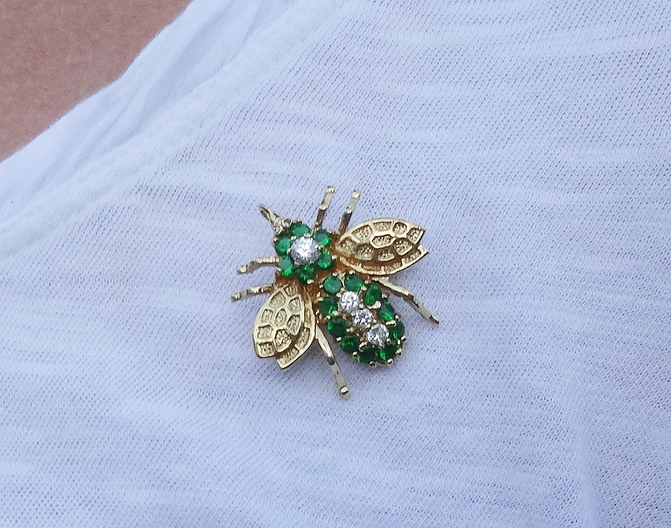 Sweet gold bee pin