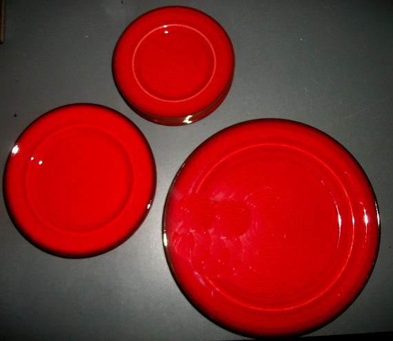 Metlox 'poppytrails' Flamingo red plates