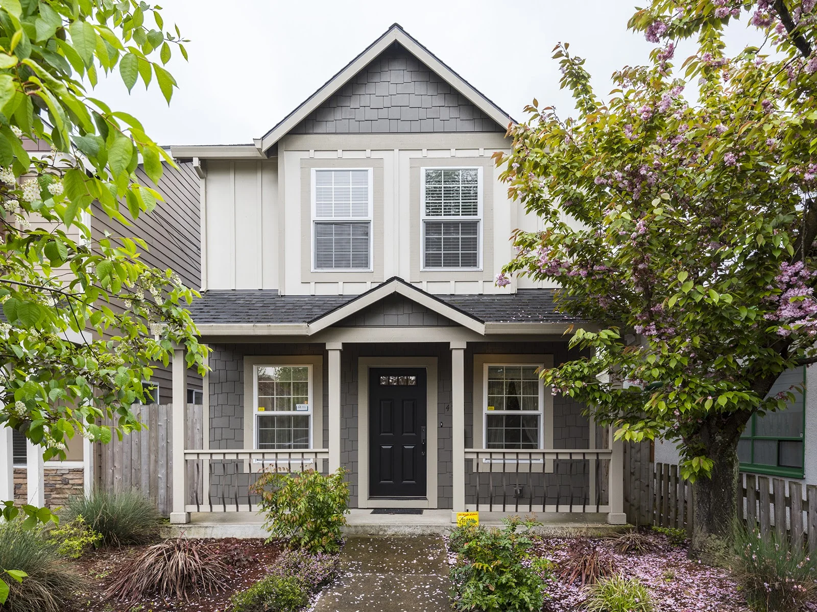  Nice curb appeal!
