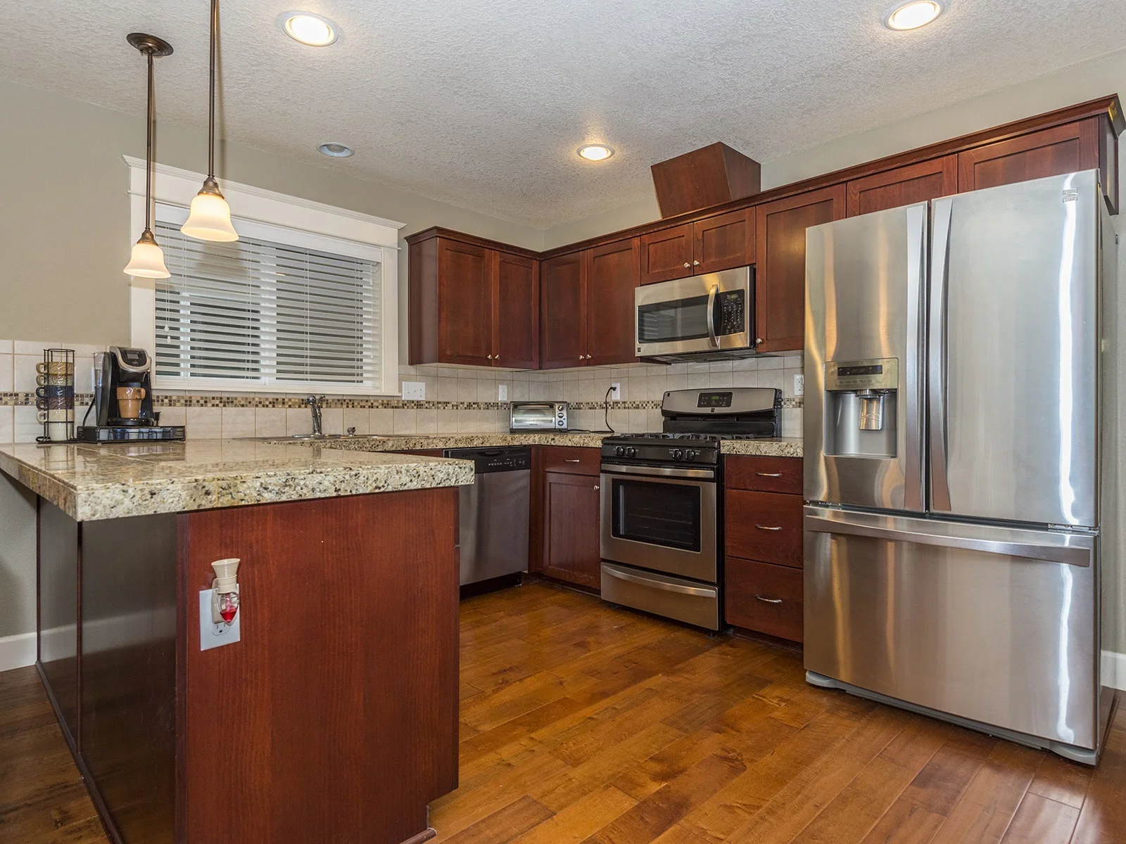 Open kitchen - nice for entertaining!