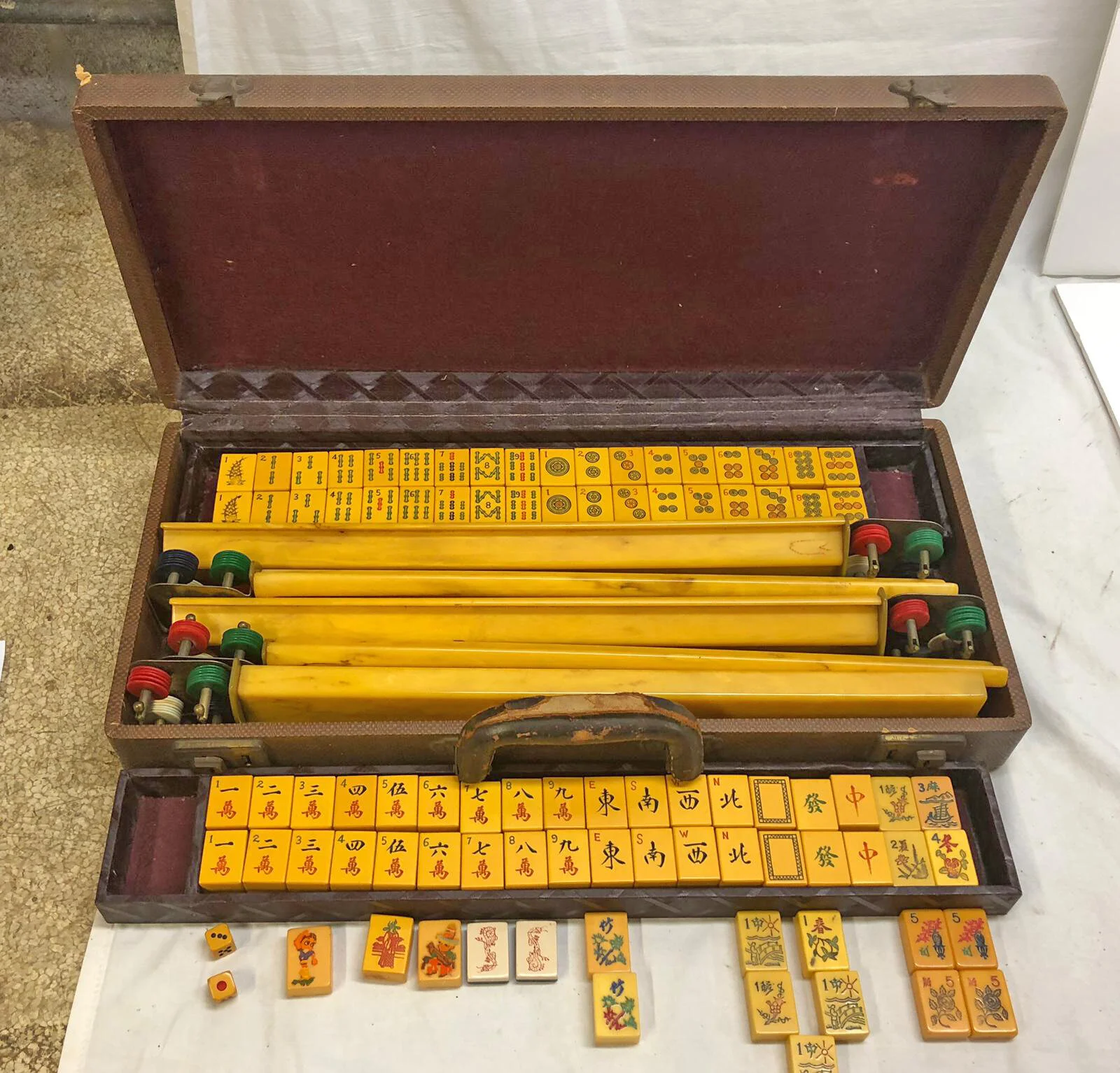 Jeu de Mahjong vintage en bakélite et bambou... | Accessoires: enchères