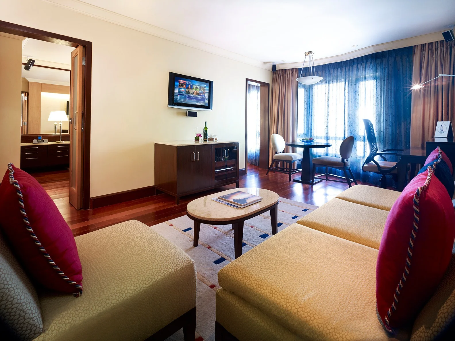 DELUXE ALLURE SUITE 56125.jpg