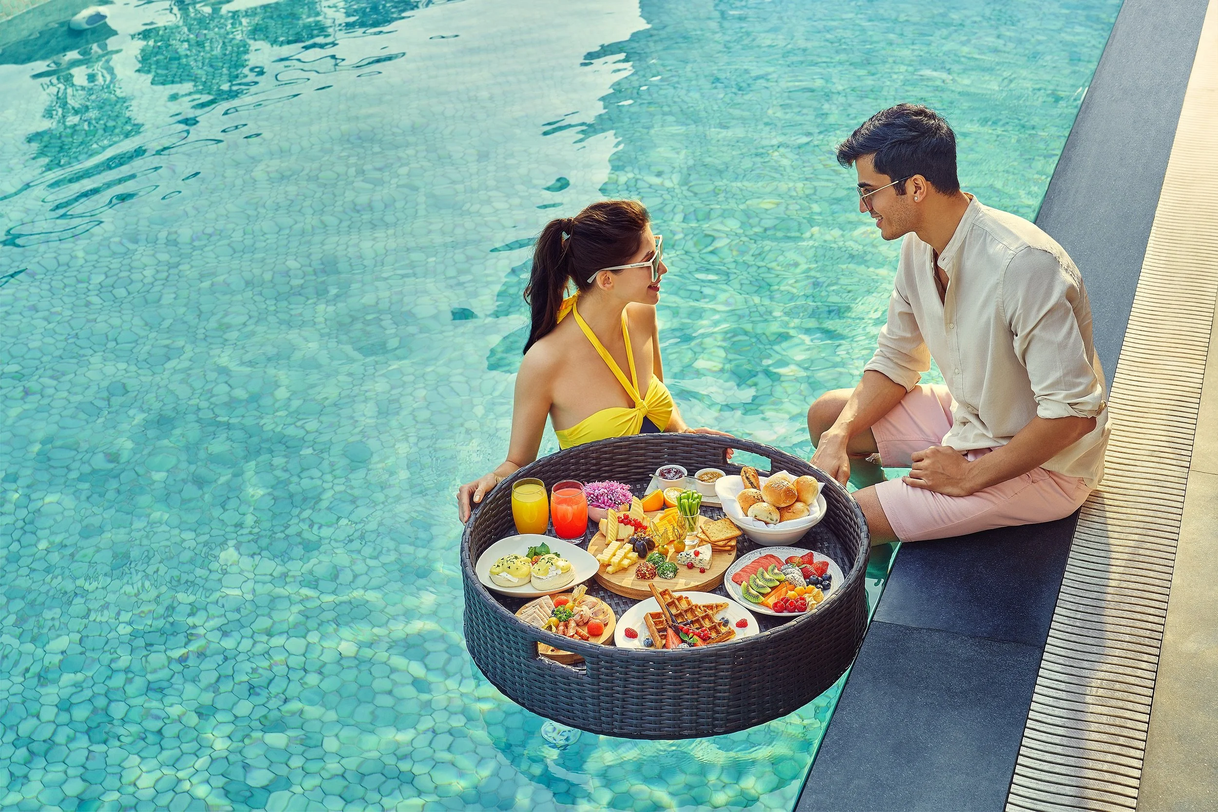 BREAKFAST IN THE POOL COUPLE 1135.jpg