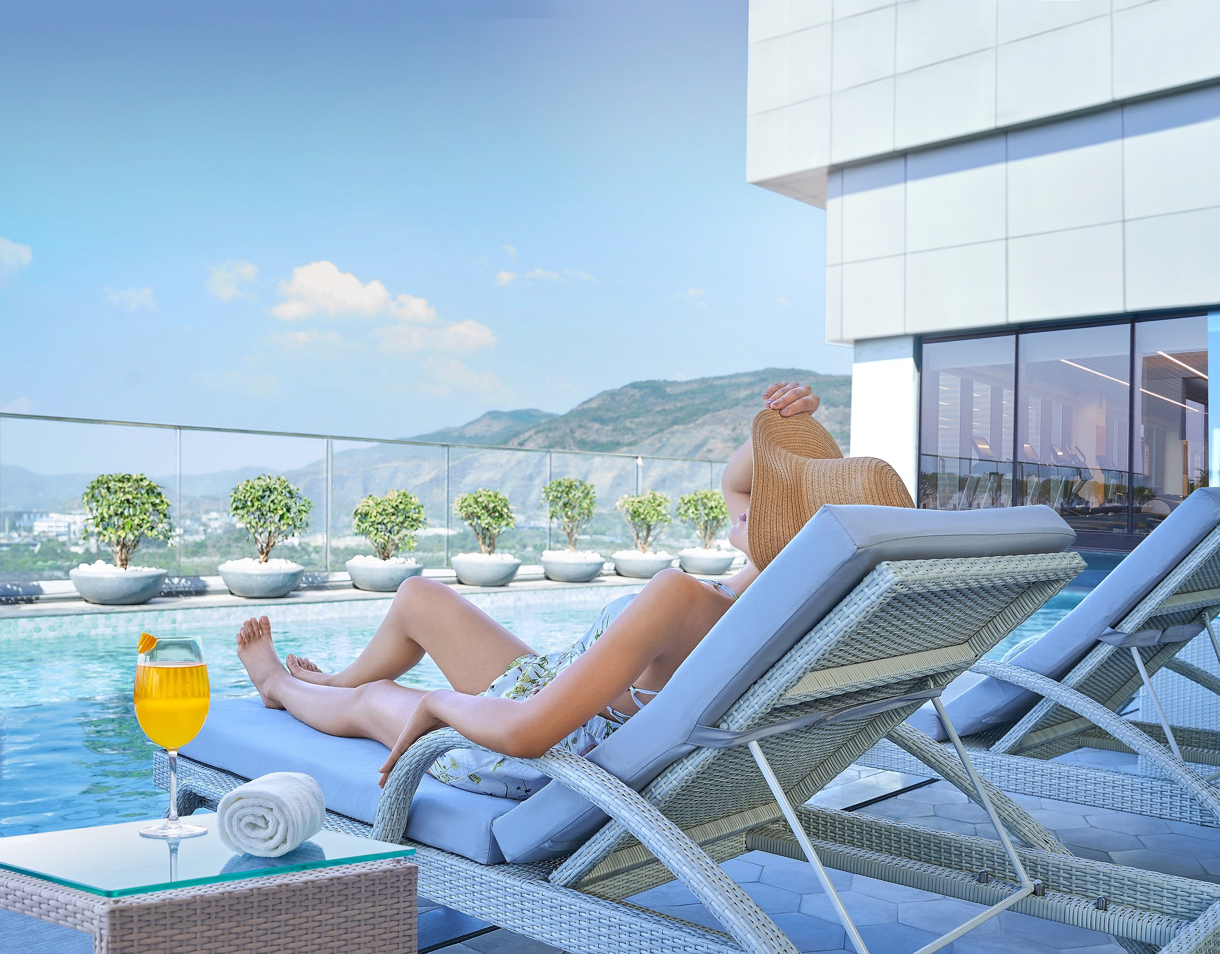 ext GIRL WITH HAT N VIEW 053.jpg