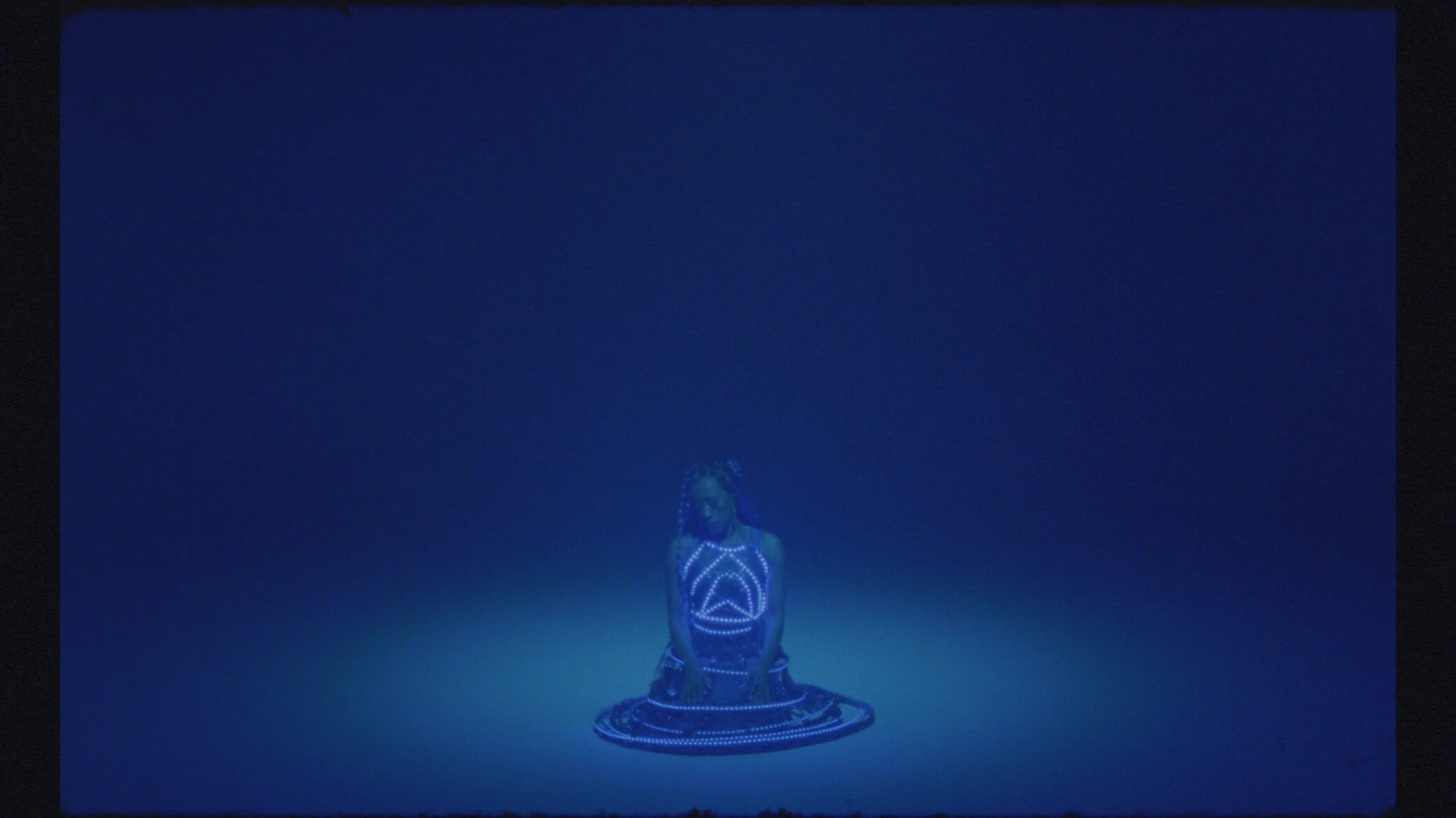 Salakastar Seated Glow.jpg