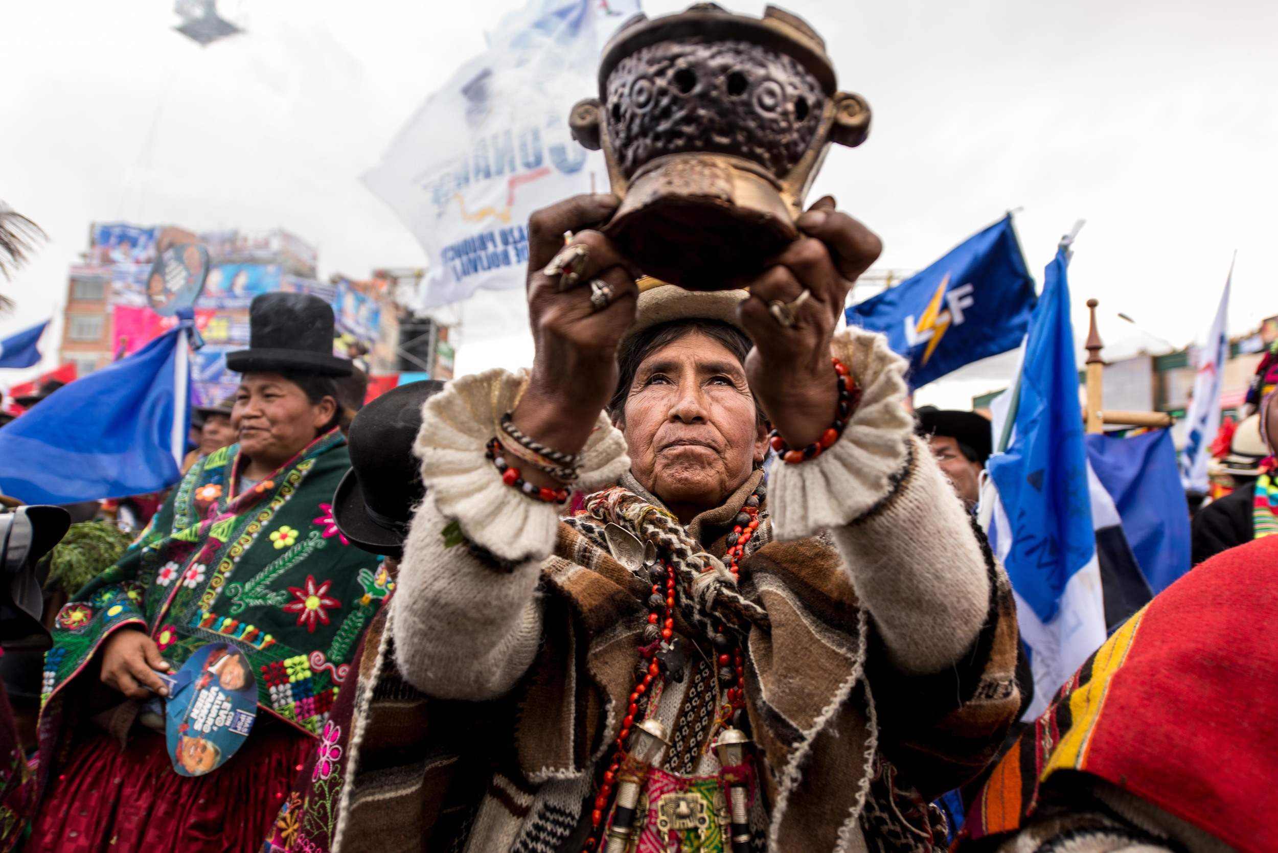 It is not uncommon to practice traditional rites in political demonstrations in Bolivia. A woman burns coca leaves to ask the Pachamama goddess for her favour, to bring Morales luck and prosperity.