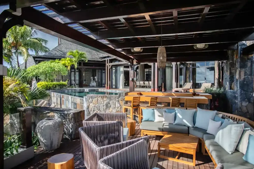 Grand Beachfront Villa - Outdoor Bar - Lounge 2.webp