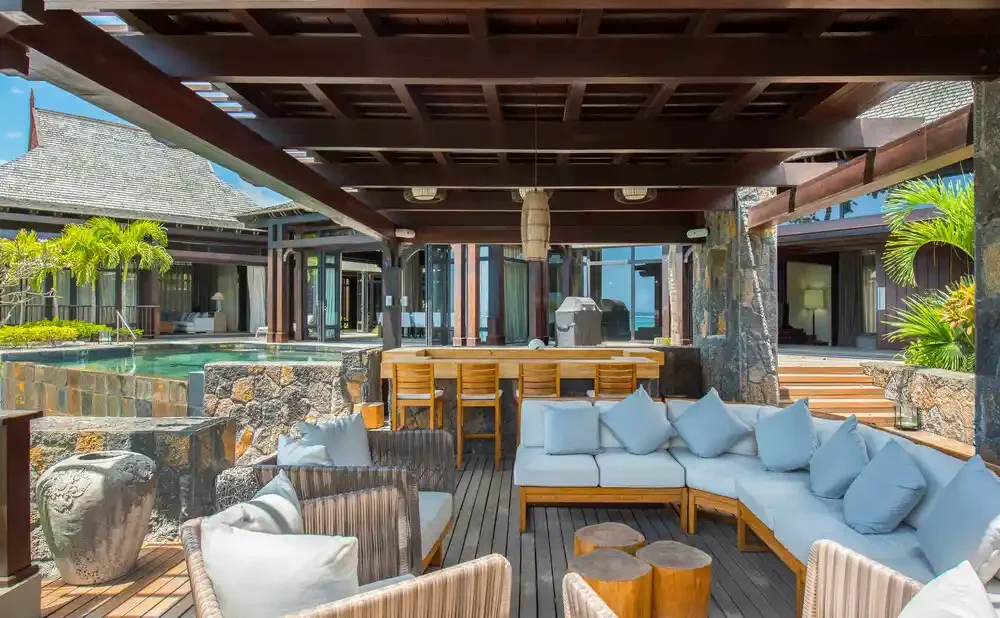Grand Beachfront Villa - Outdoor Bar - Lounge.webp