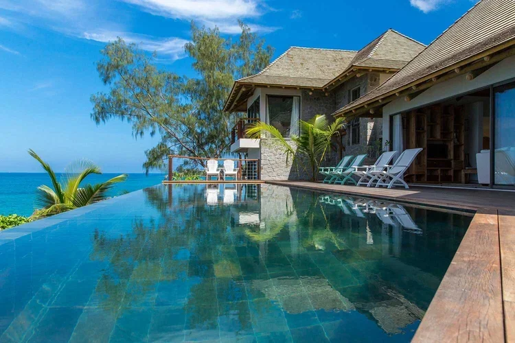 villa-mahe-pool-1.webp