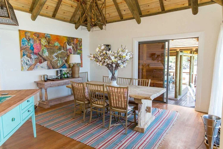 villa-mahe-inside-dining.webp