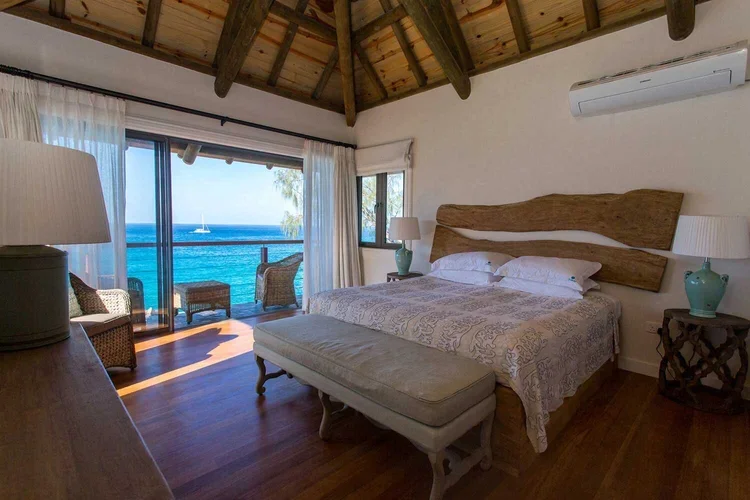 villa-mahe-bedroom-1.webp
