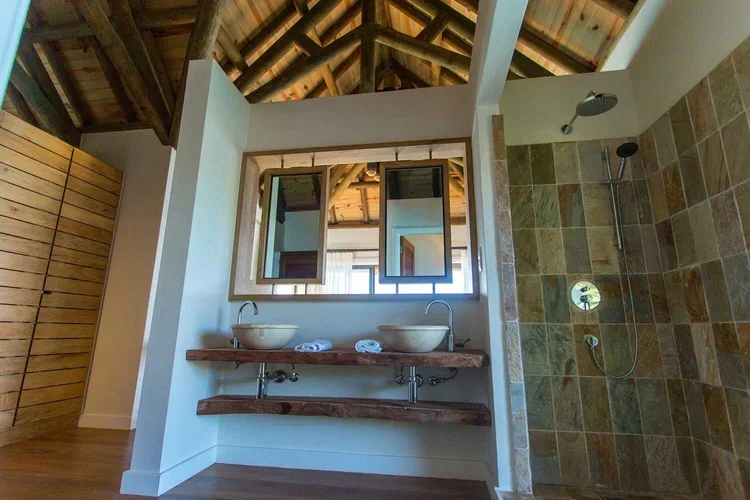 villa-mahe-bathroom.webp