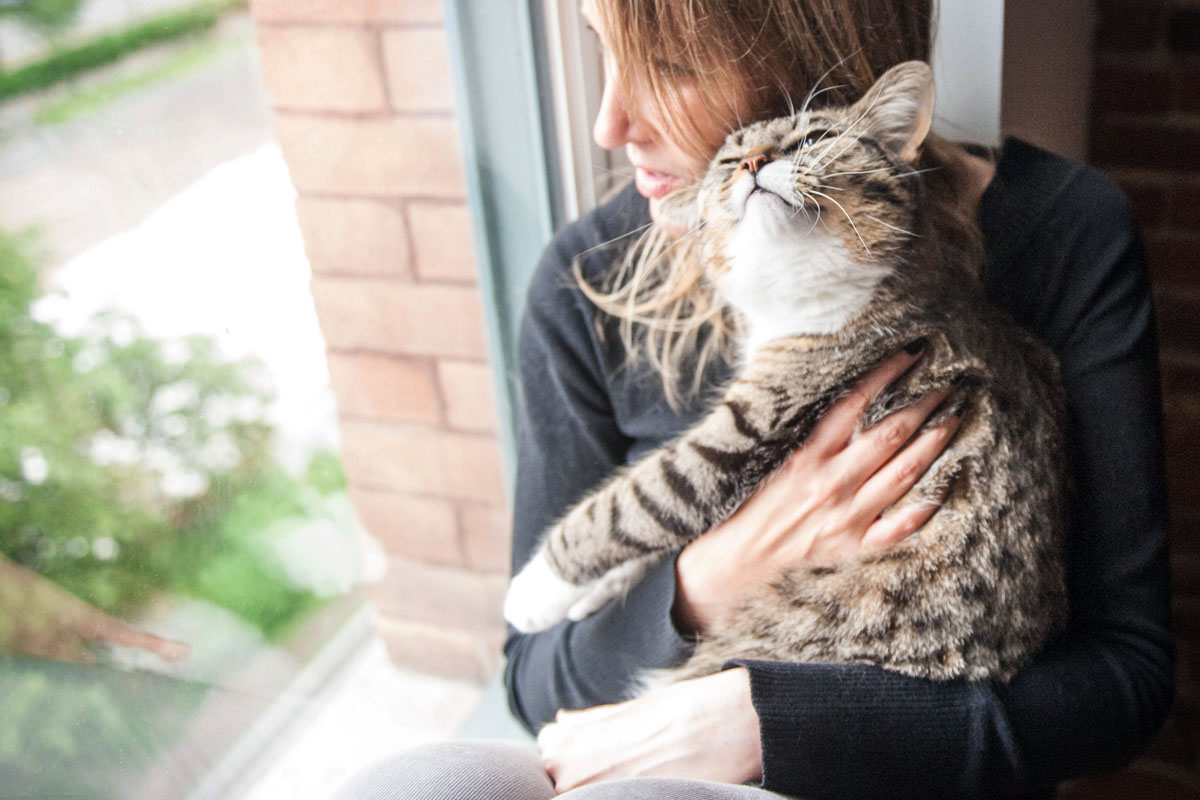 Chantal partage sa vie Shirow The Cat, qu'elle a adopté de la SPCA de Montréal crédit photo: Brent Ashe