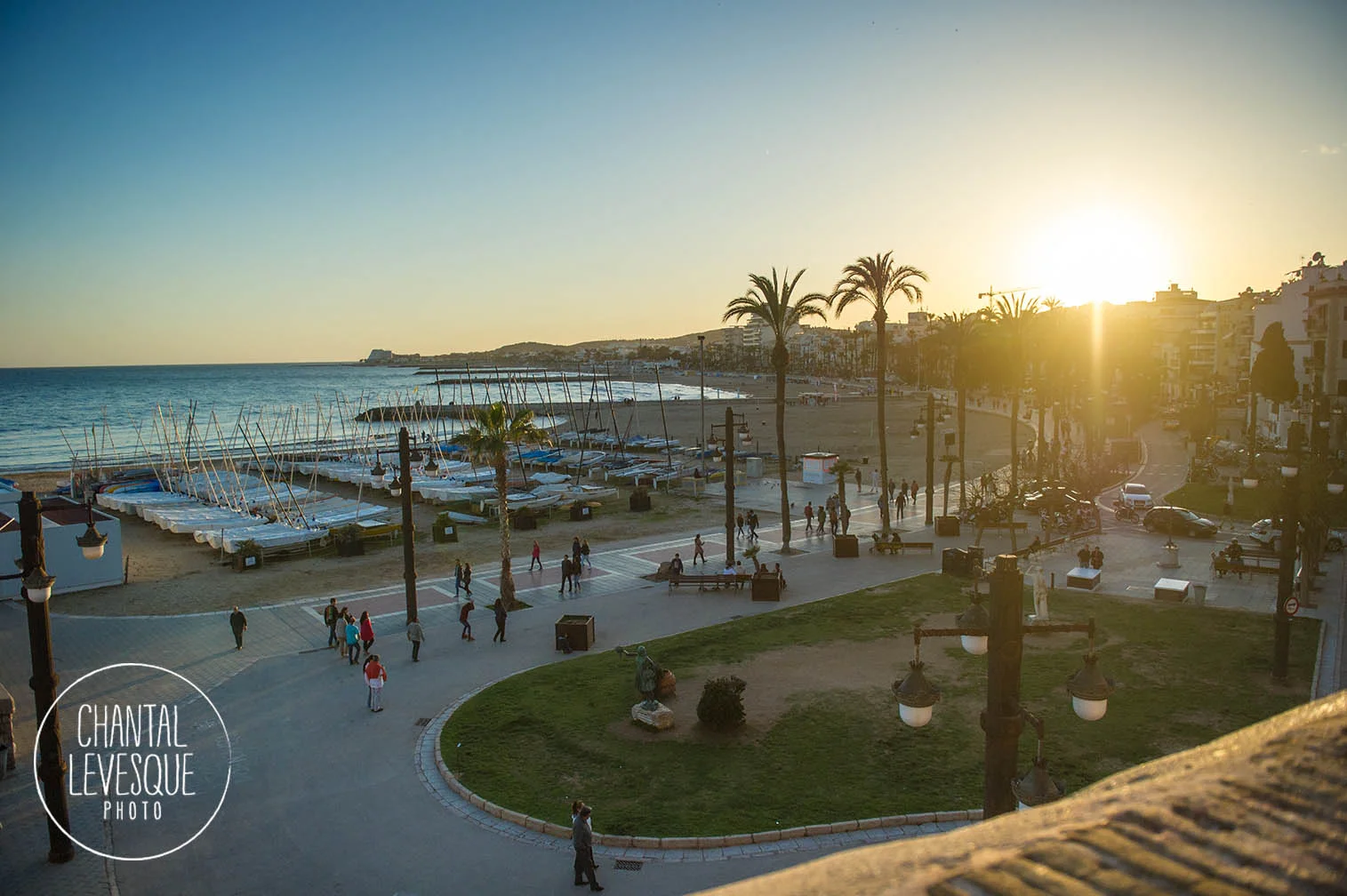 Une vue de la plage de Stiges au coucher de soleil.