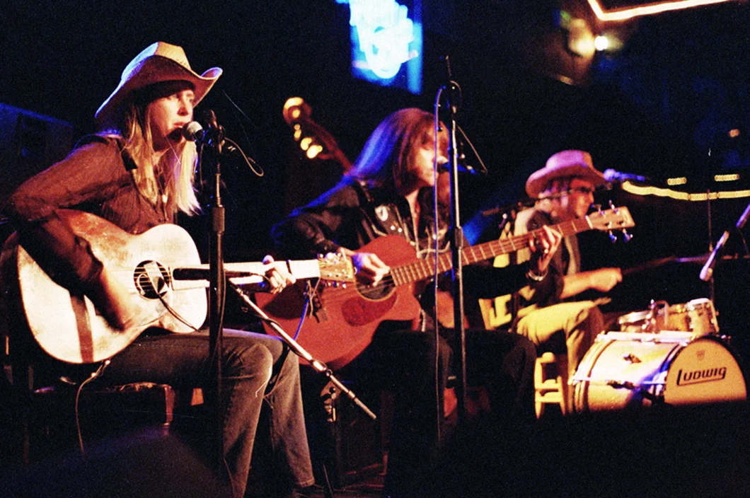 Drumming with Cindy Lee Berryhill & The Wigbillies (2010). Photo Greg Friedman