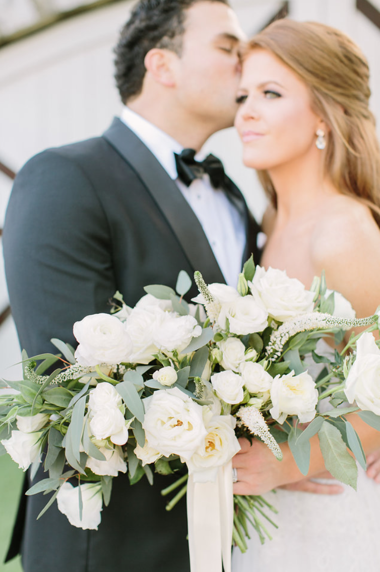 bride-groom-kiss-simple-white-ivory-cream-bouquet-rose-garden-photography-floras-by-maxit-flower-design