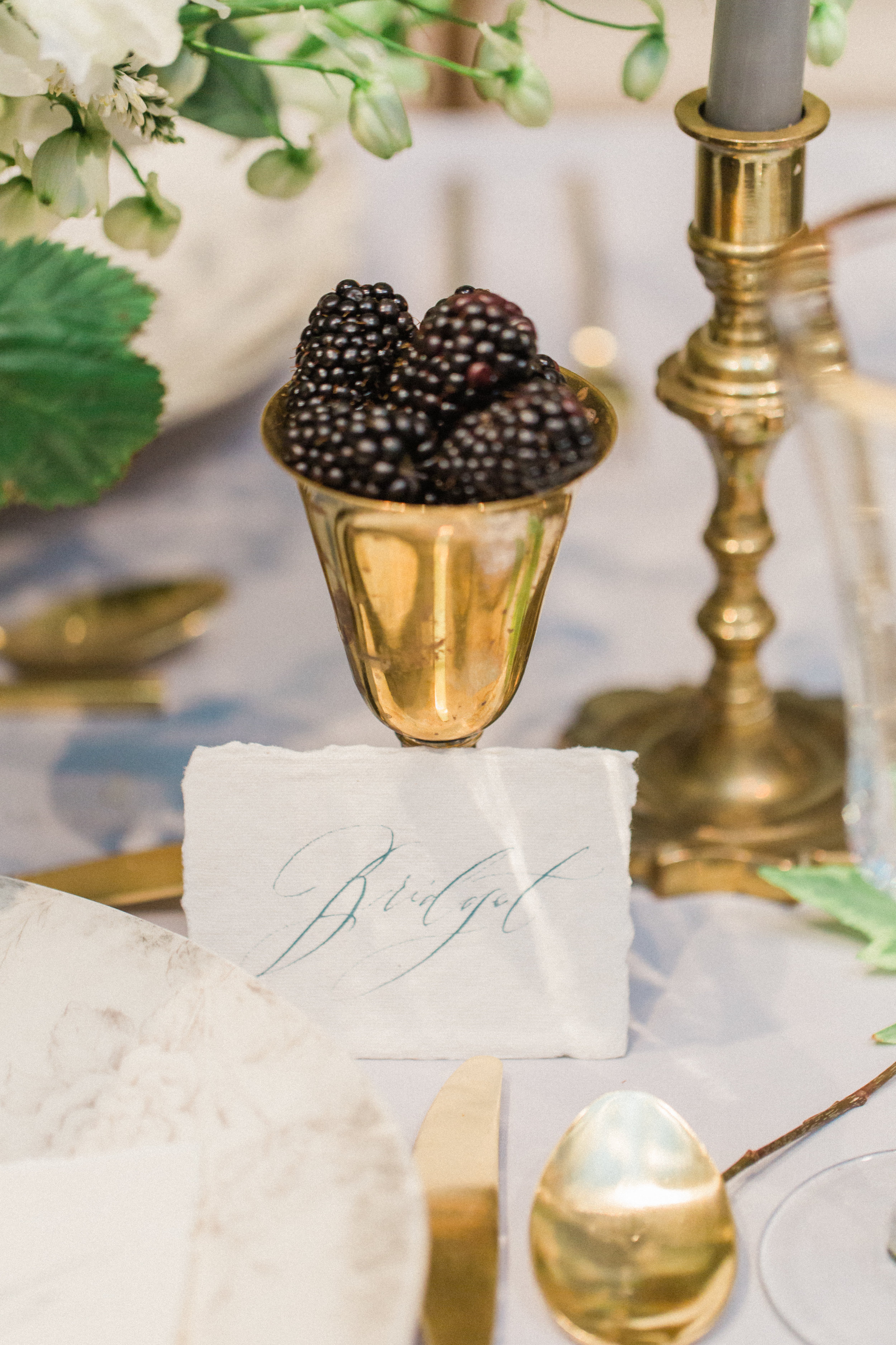 calligraphy-romantic-berries-gold-guests-namecard-gift-detail-photography-florals-by-maxit-flower-design