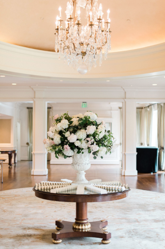 wedding-details-photography-dana-fernadez-river-oaks-country-club-entry-escort-card-paper-urn-arrangement-statement-hydrengea-rose-floral-greenery-by-maxit-flower-design-houston-texas