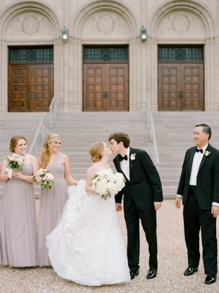 wedding-bride-groom-bridal-party-photography-dana-fernadez-river-oaks-country-club-kiss-bridal-bouquet-peony-boutonniere-floral-greenery-by-maxit-flower-design-houston-texas