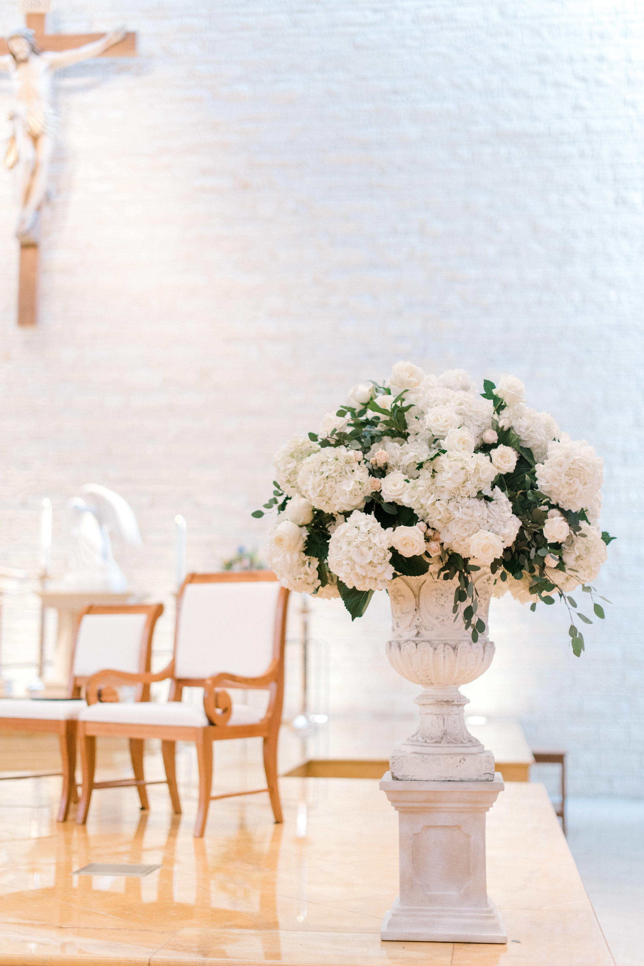 wedding-details-photography-dana-fernandez-ceremony-altar-arrangement-white-urn-catholic-floral-greenery-by-maxit-flower-design-houston-texas