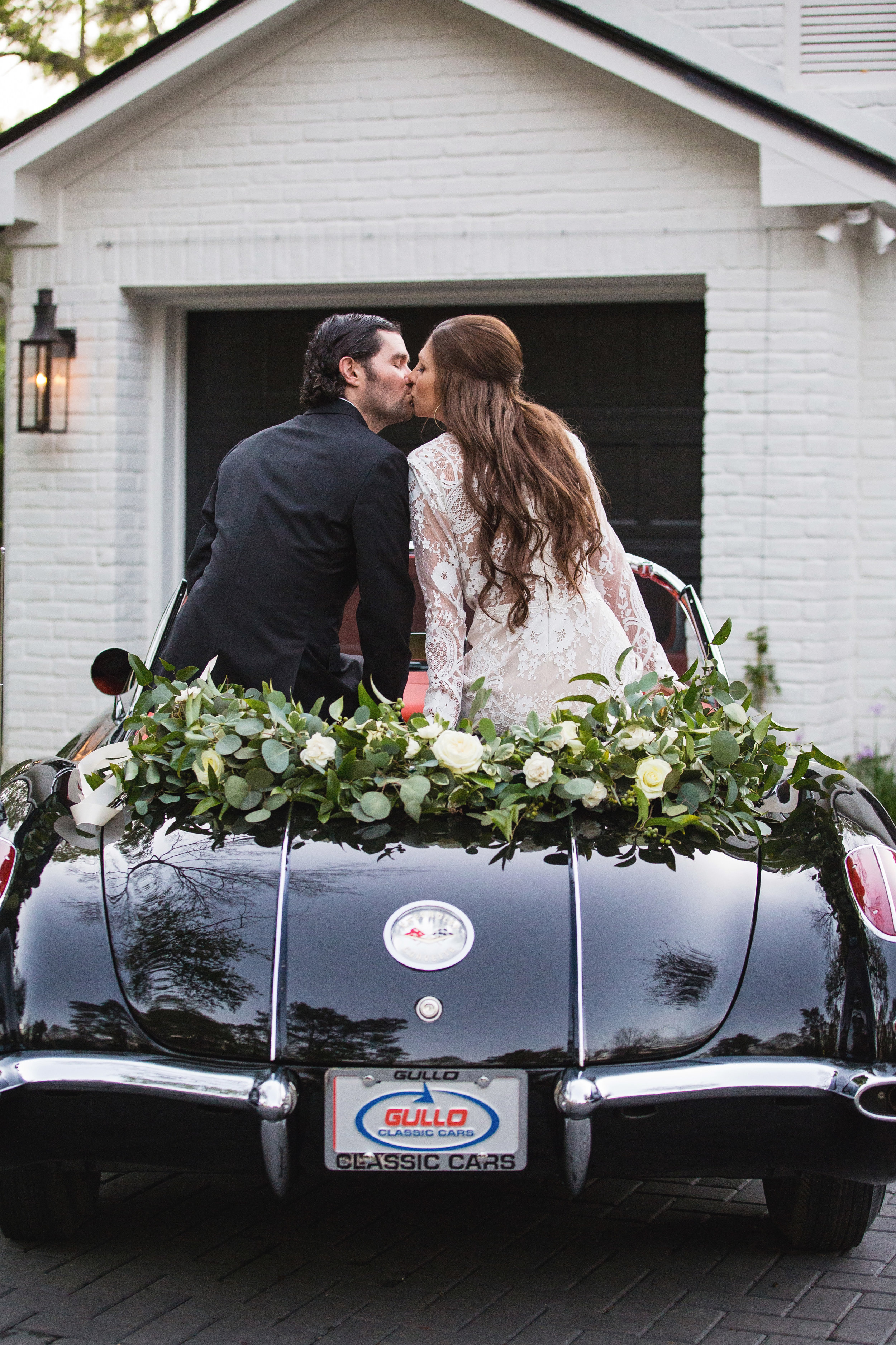 Kissing-Car-Wedding-Garland.jpg