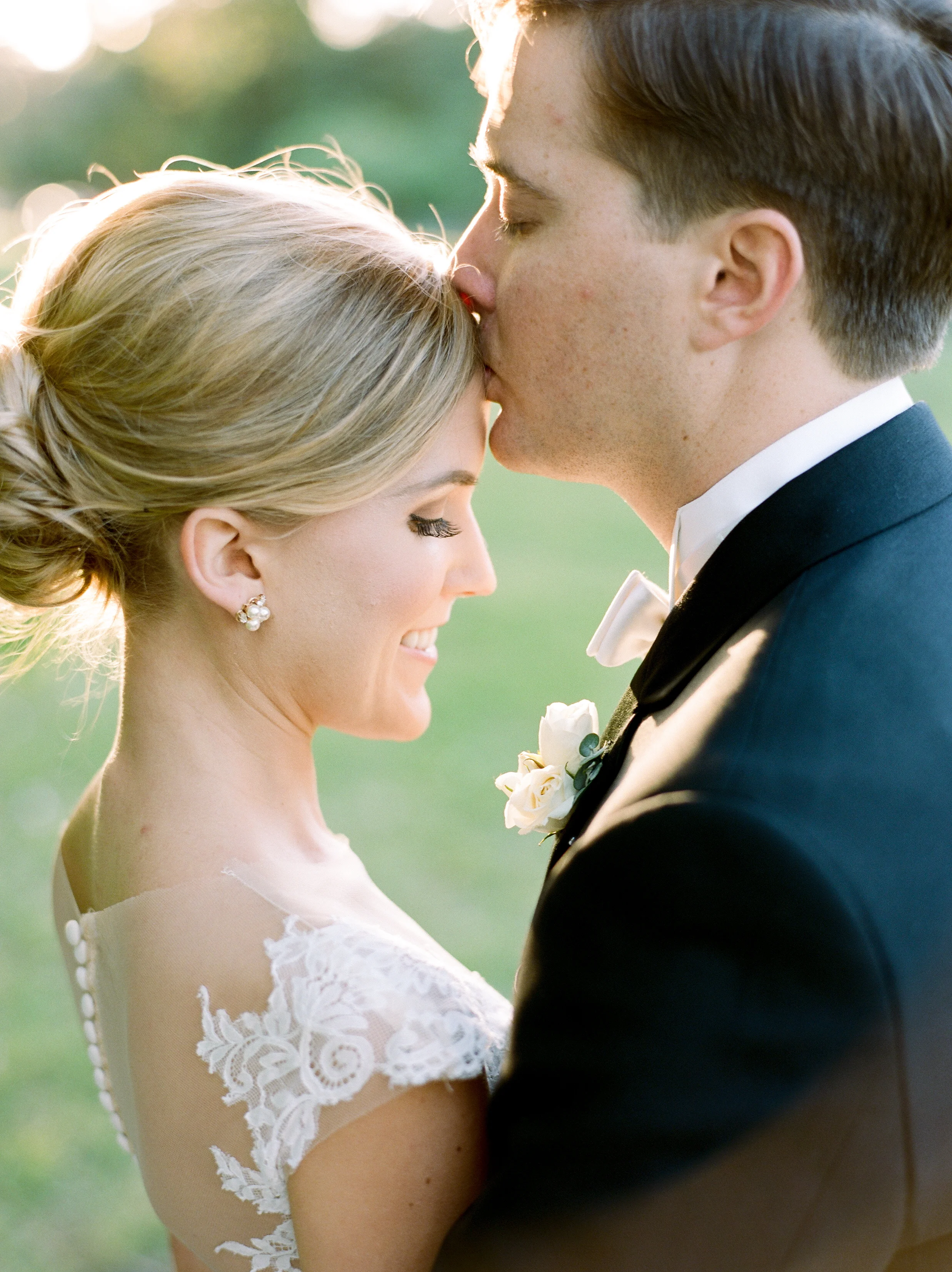 Maxit-Flower-Design-Bride-Groom-Kiss-Wedding.jpg