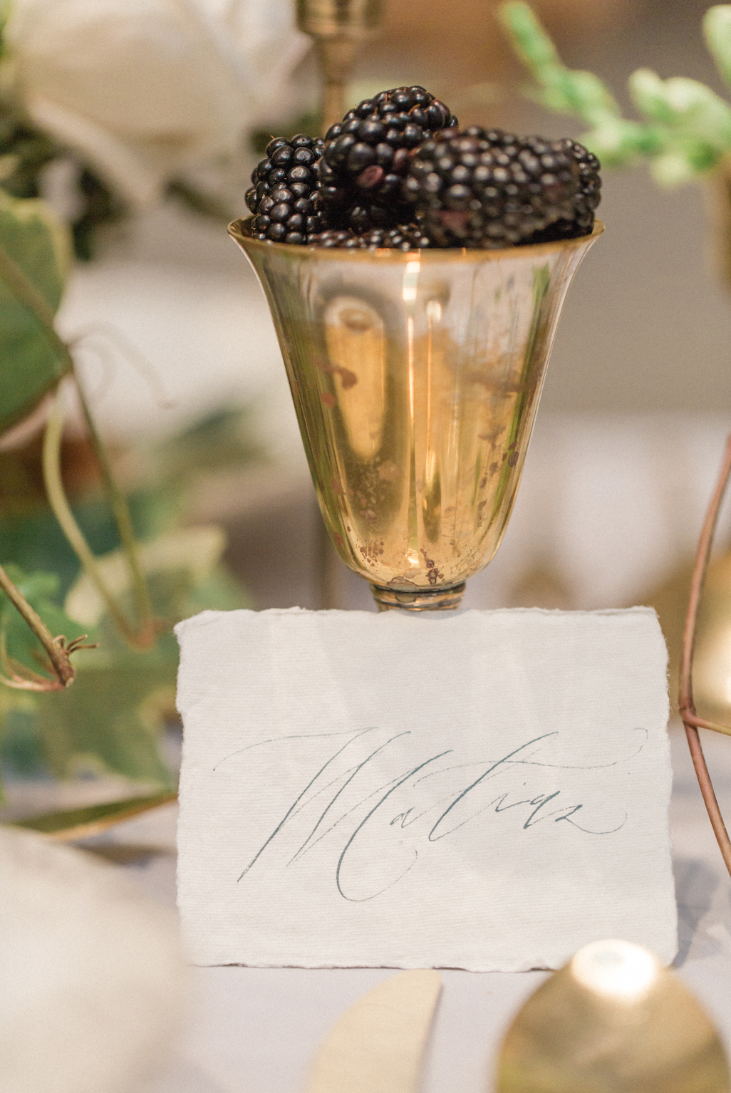 Table_Details_Blackberries_Wedding_Gold_Vase.png