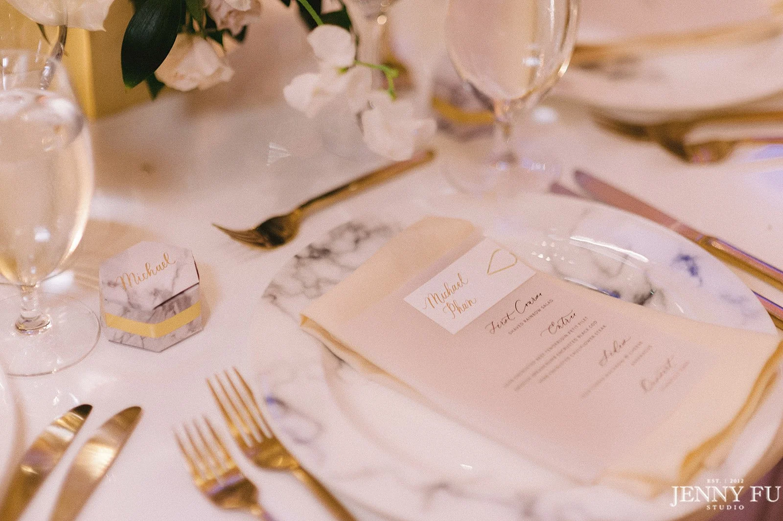 Modern_Marble_Plate_Wedding_Flowers.jpg