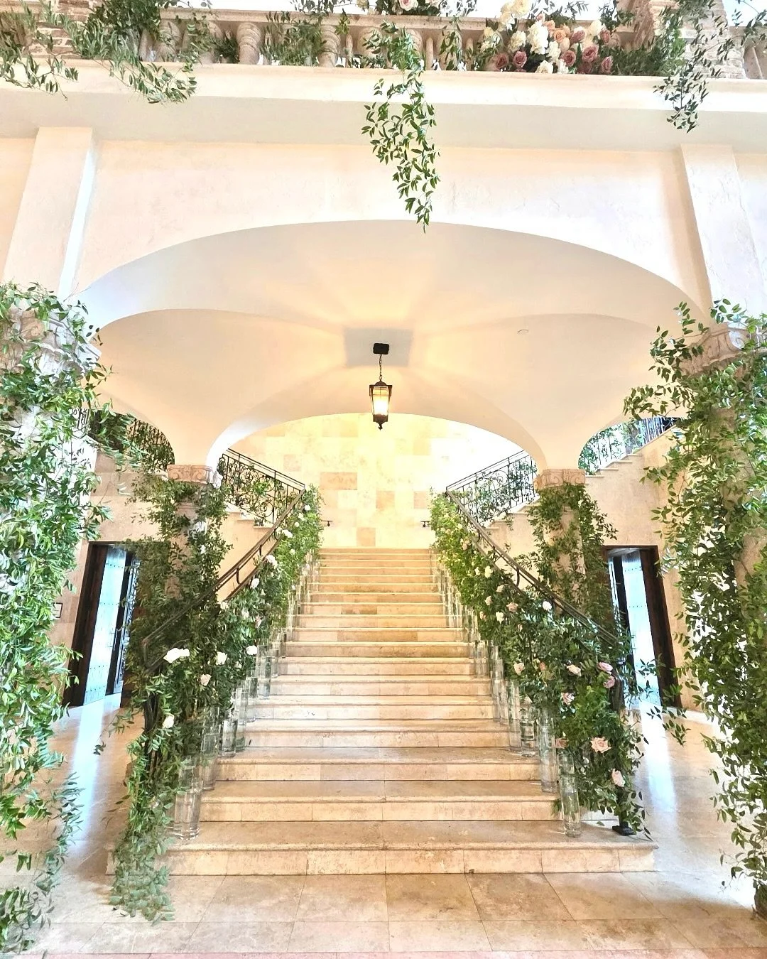 Absolutely stunning floral chandeliers and adornments. Lovely hues of pinks, mauve and cream colored florals were such an elegant choice for this breathtaking summer wedding @belltowerhouston 🌸 

Congratulations to our beautiful couple 🤍

#houstonf